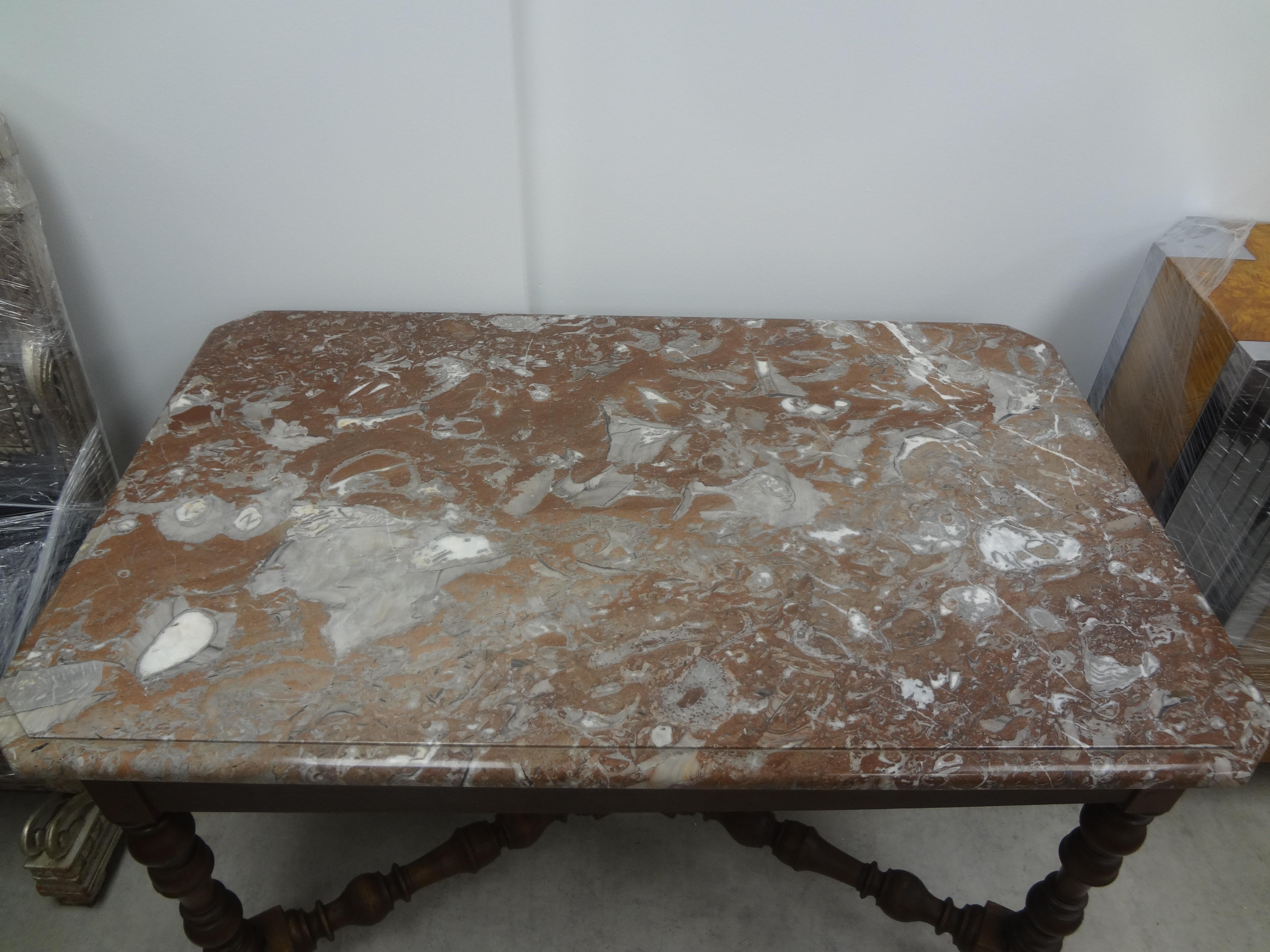 Mesa central francesa de nogal estilo Luis XIV del siglo XIX en venta 1