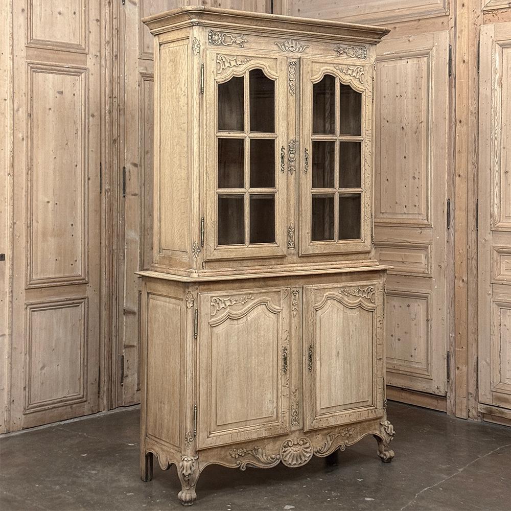 Libreria francese Luigi XIV a due piani del XIX secolo ~ Buffet cinese è un magnifico esempio di artigianato di mobili pregiati che si fonde con uno stile senza tempo!  Utilizzando quercia selezionata a mano, gli artigiani hanno creato