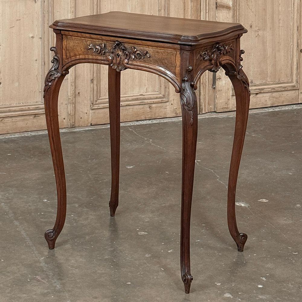 Il portagioie francese in noce Luigi XIV del XIX secolo è una deliziosa ode a un'epoca passata, quando i ricchi avevano mobili separati solo per ospitare i gioielli!  Realizzato a mano in sontuoso noce francese, presenta un unico piano in legno