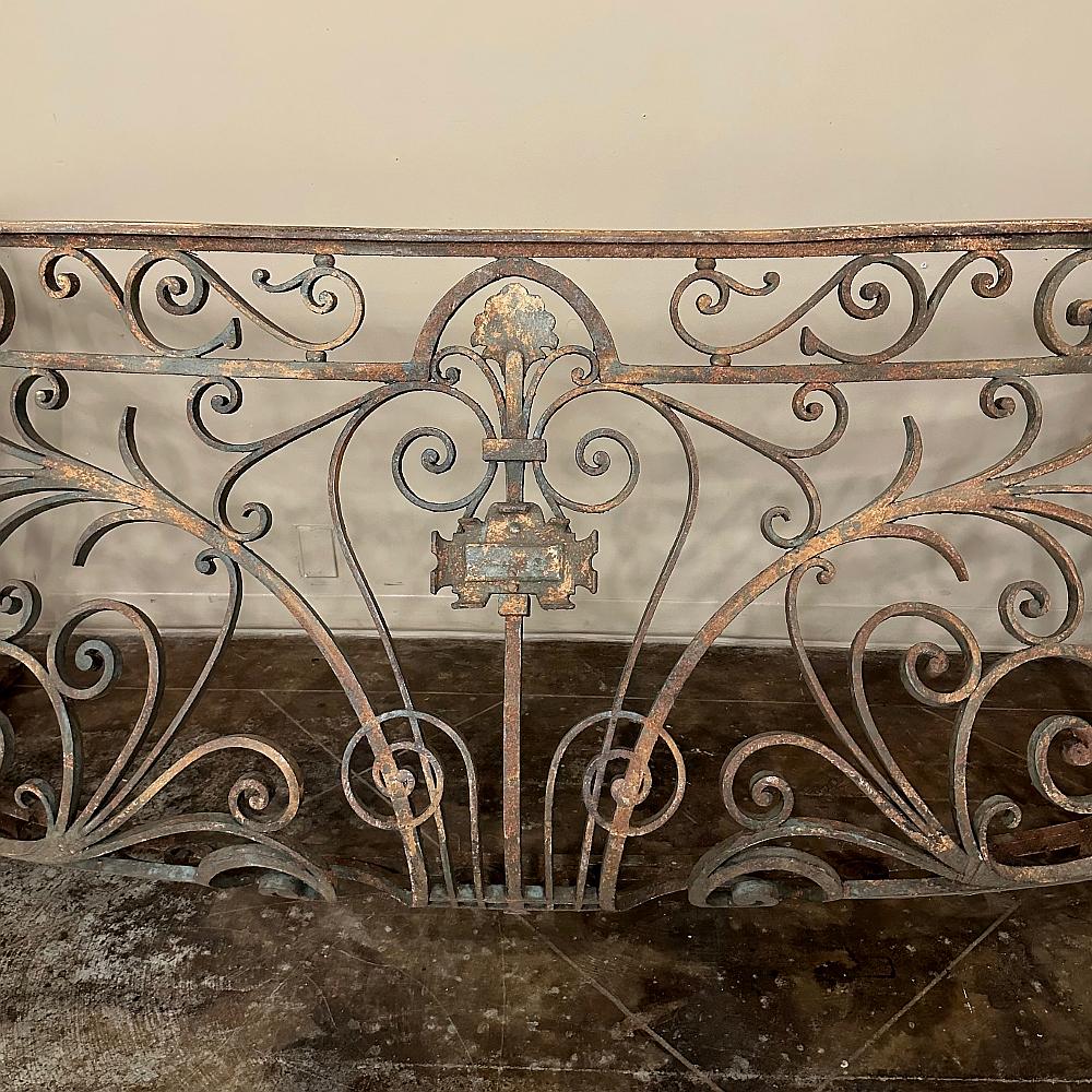 19th Century French Louis XIV Wrought Iron Bombe Balcony Railing For Sale 5