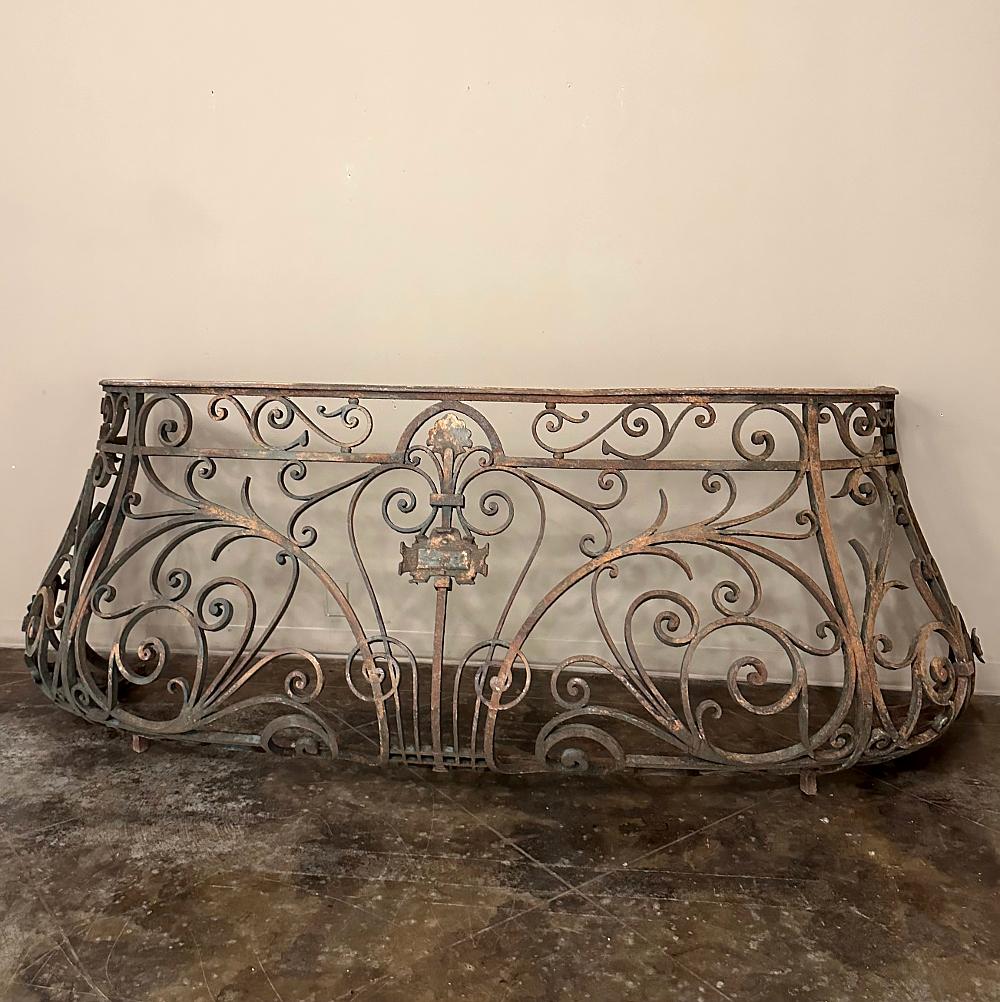 19th Century French Louis XIV Wrought Iron Bombe Balcony Railing In Good Condition For Sale In Dallas, TX