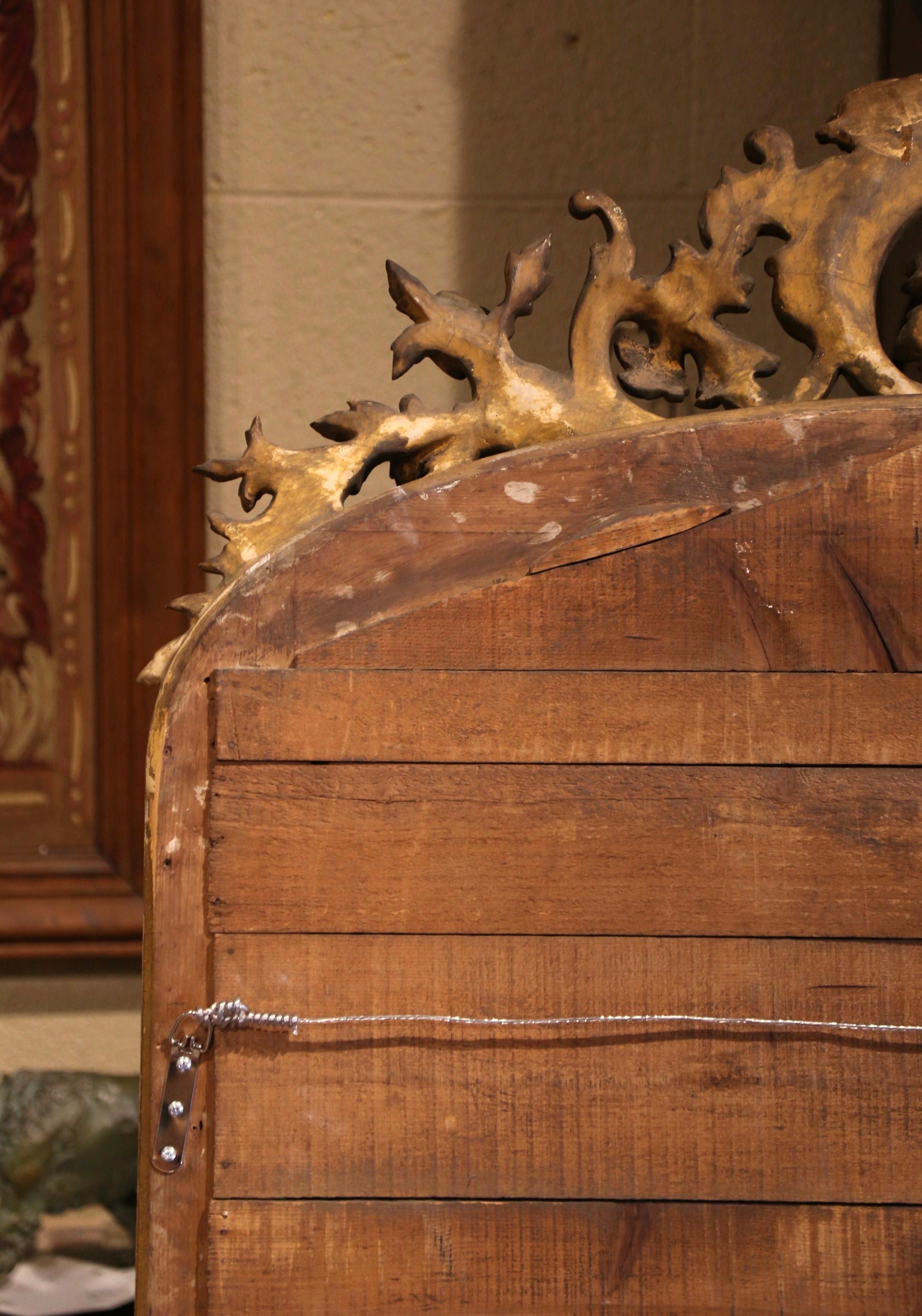 Specchio da parete ad arco e intagliato in legno dorato Luigi XV del XIX secolo in vendita 4