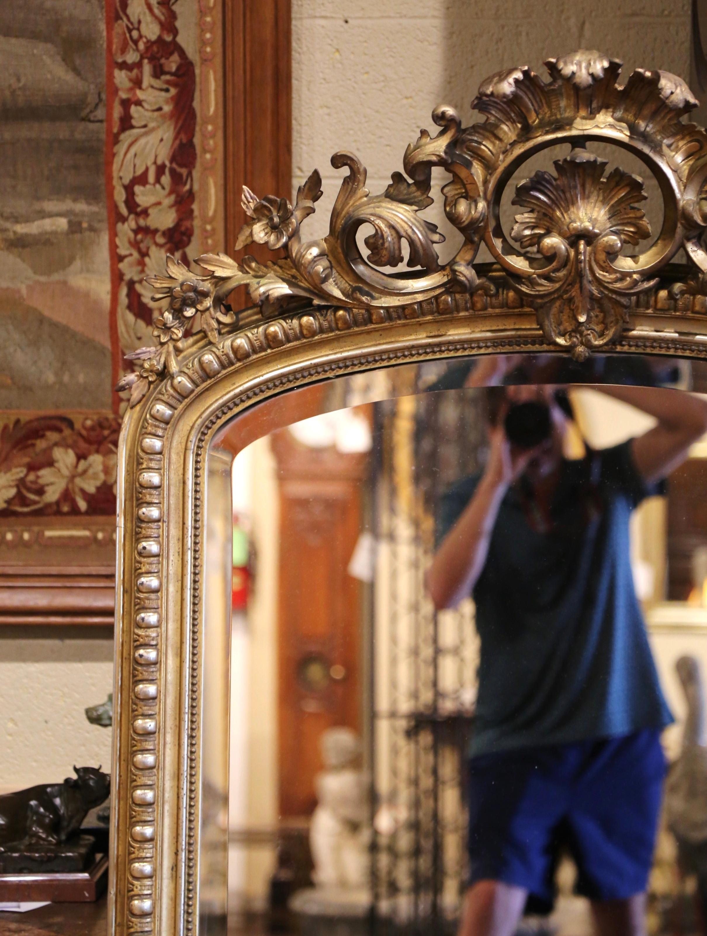 Francese Specchio da parete ad arco e intagliato in legno dorato Luigi XV del XIX secolo in vendita