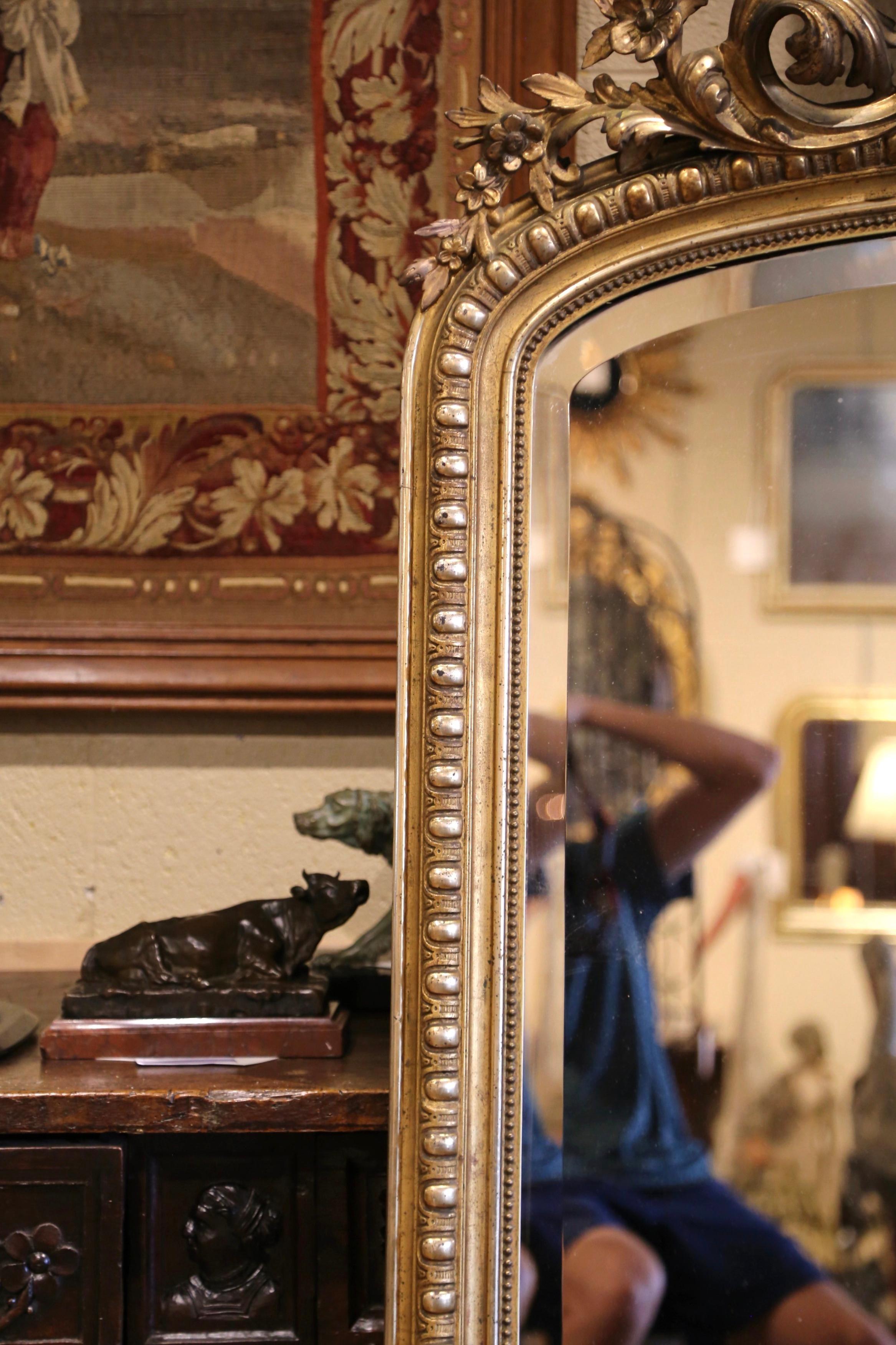 Vetro mercurizzato Specchio da parete ad arco e intagliato in legno dorato Luigi XV del XIX secolo in vendita