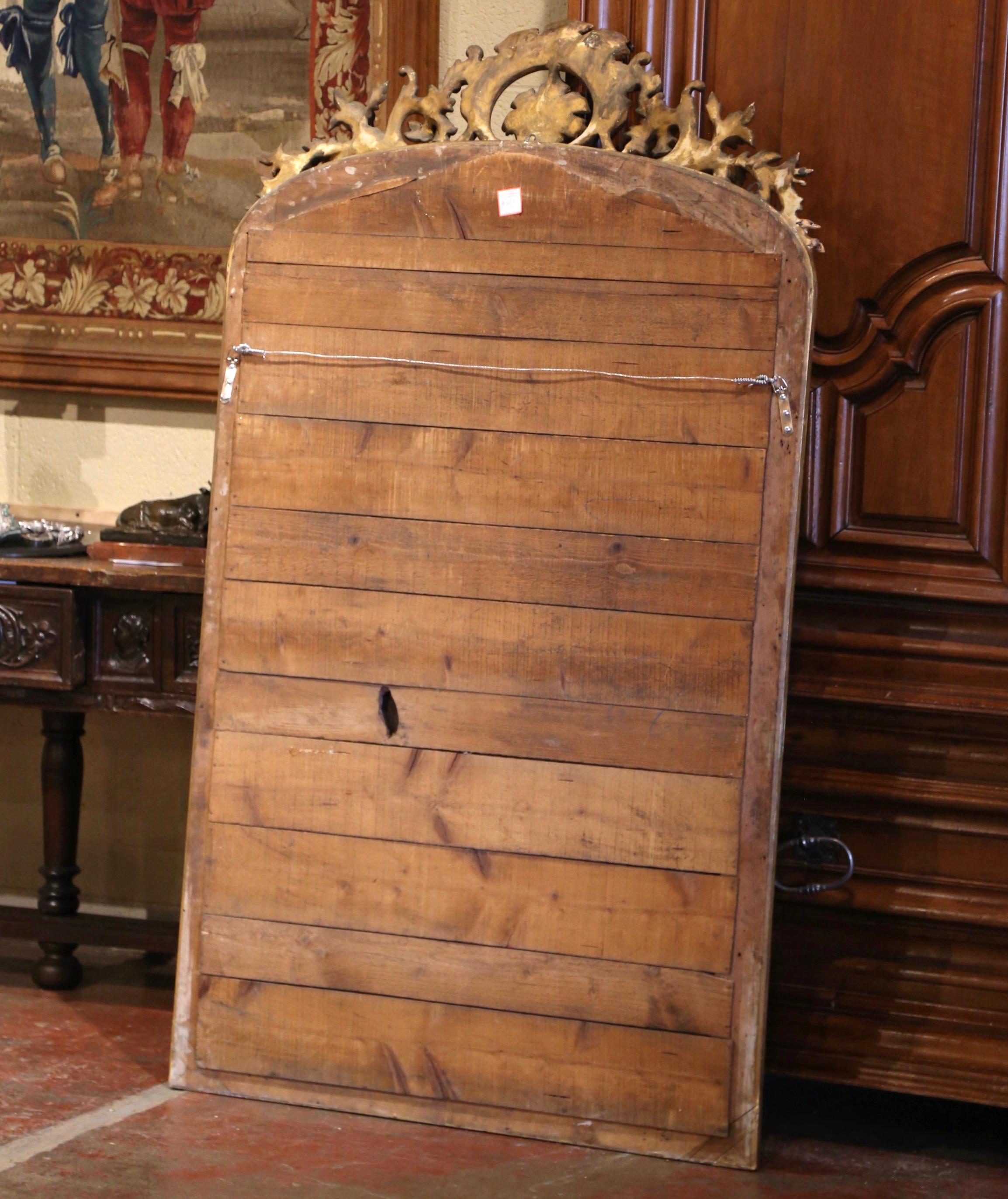 Specchio da parete ad arco e intagliato in legno dorato Luigi XV del XIX secolo in vendita 2