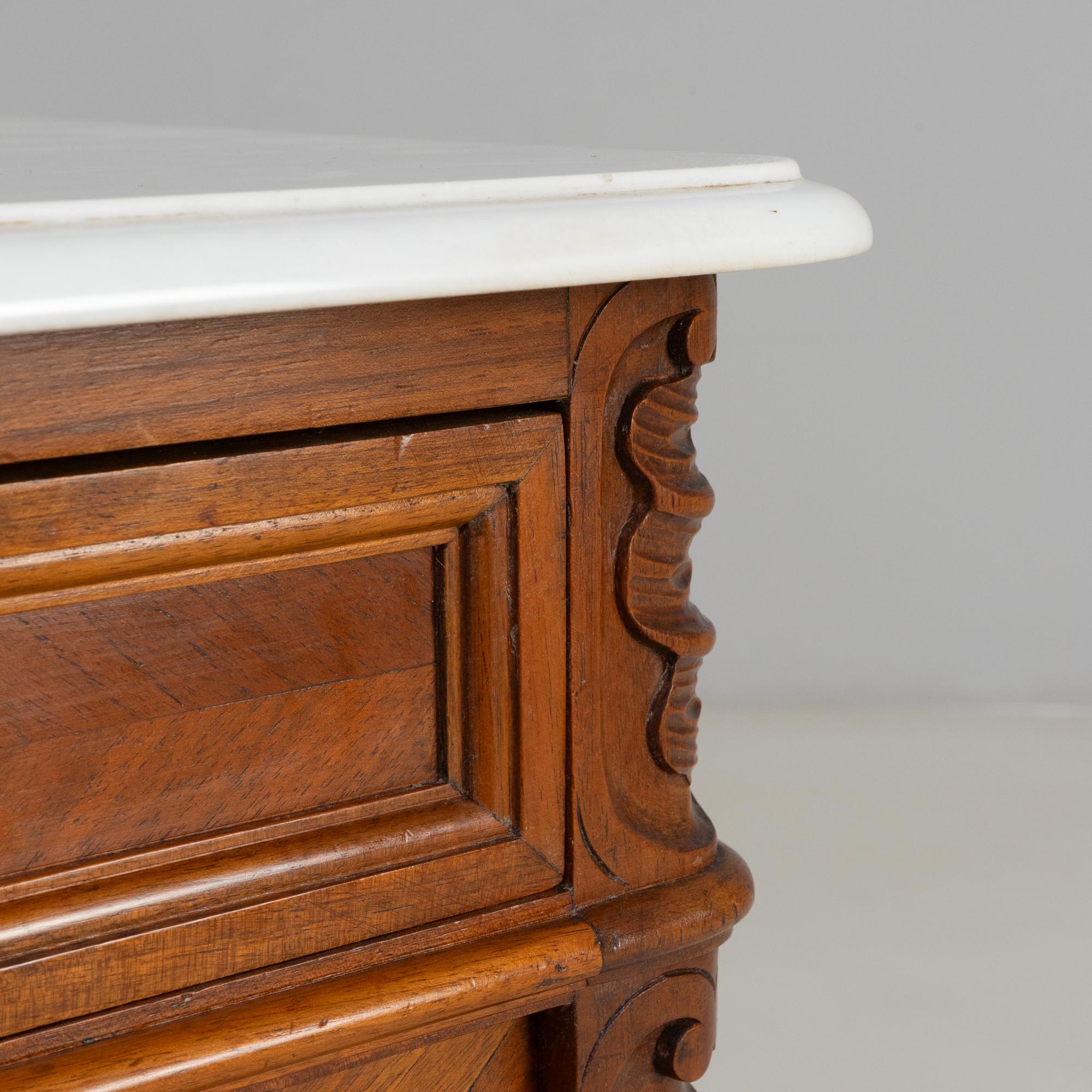 19th Century French Louis XV Bedside Table With Marble Top im Angebot 3