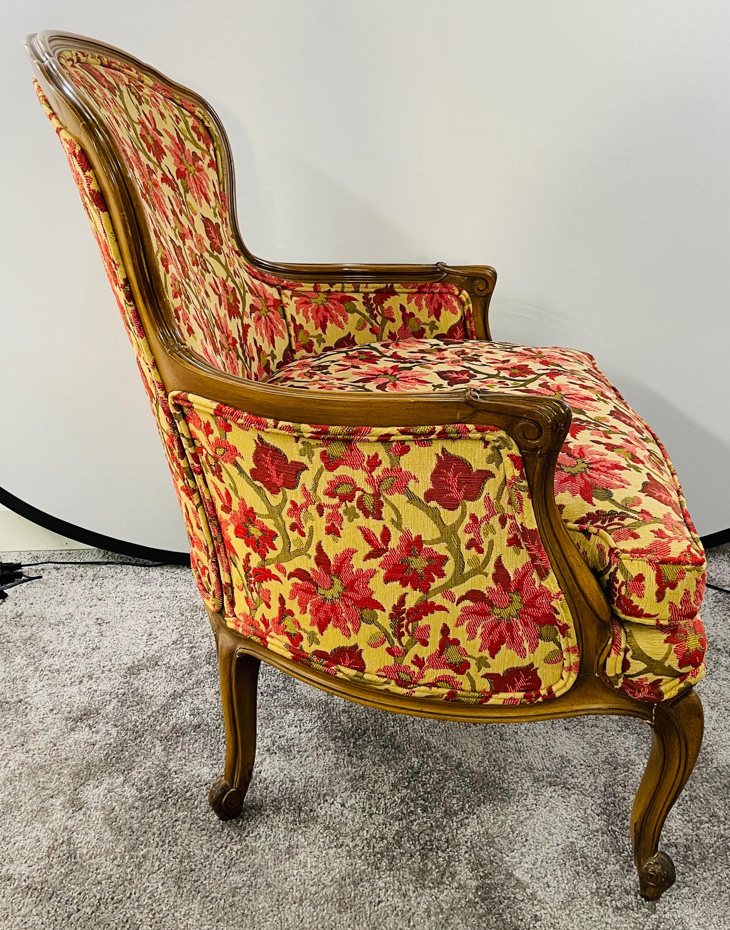Französischer Bergere-Sessel im Louis-XV-Stil des 19. Jahrhunderts mit feiner geblümter Polsterung im Angebot 9