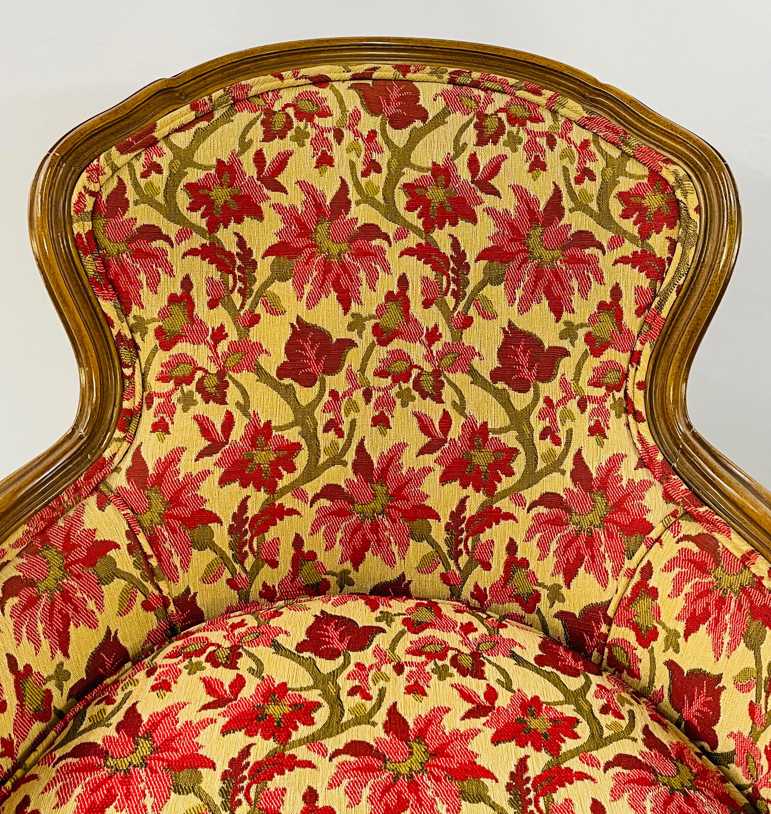 Französischer Bergere-Sessel im Louis-XV-Stil des 19. Jahrhunderts mit feiner geblümter Polsterung im Zustand „Gut“ im Angebot in Plainview, NY