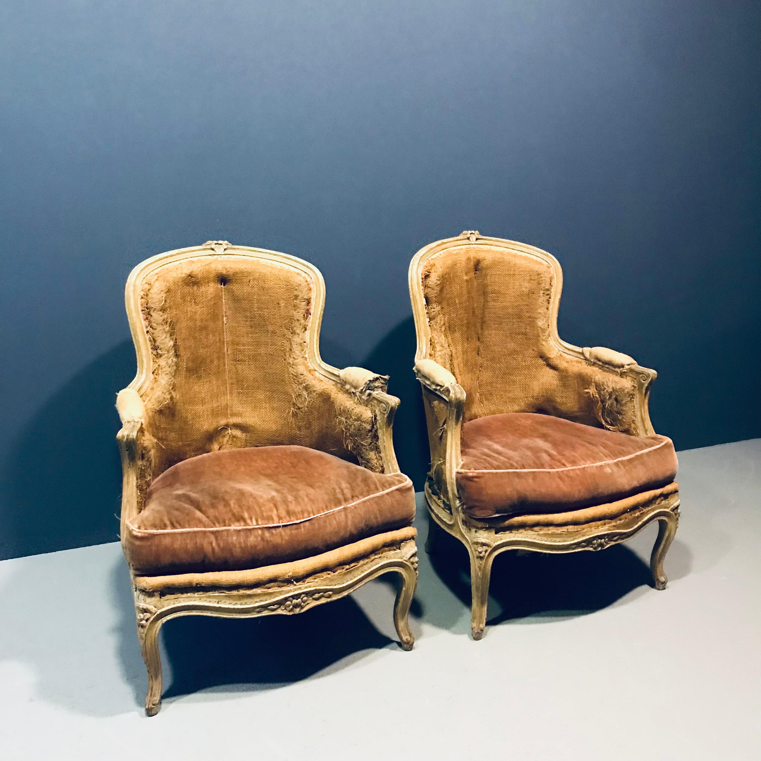 Fauteuils Louis XV Bergère du 19ème siècle dans leur patine d'origine, encore très confortables, parfaits pour la déco ou votre prochain projet ! Le cadre en bois des chaises est joliment sculpté. Les pieds cabriole se terminent par des volutes