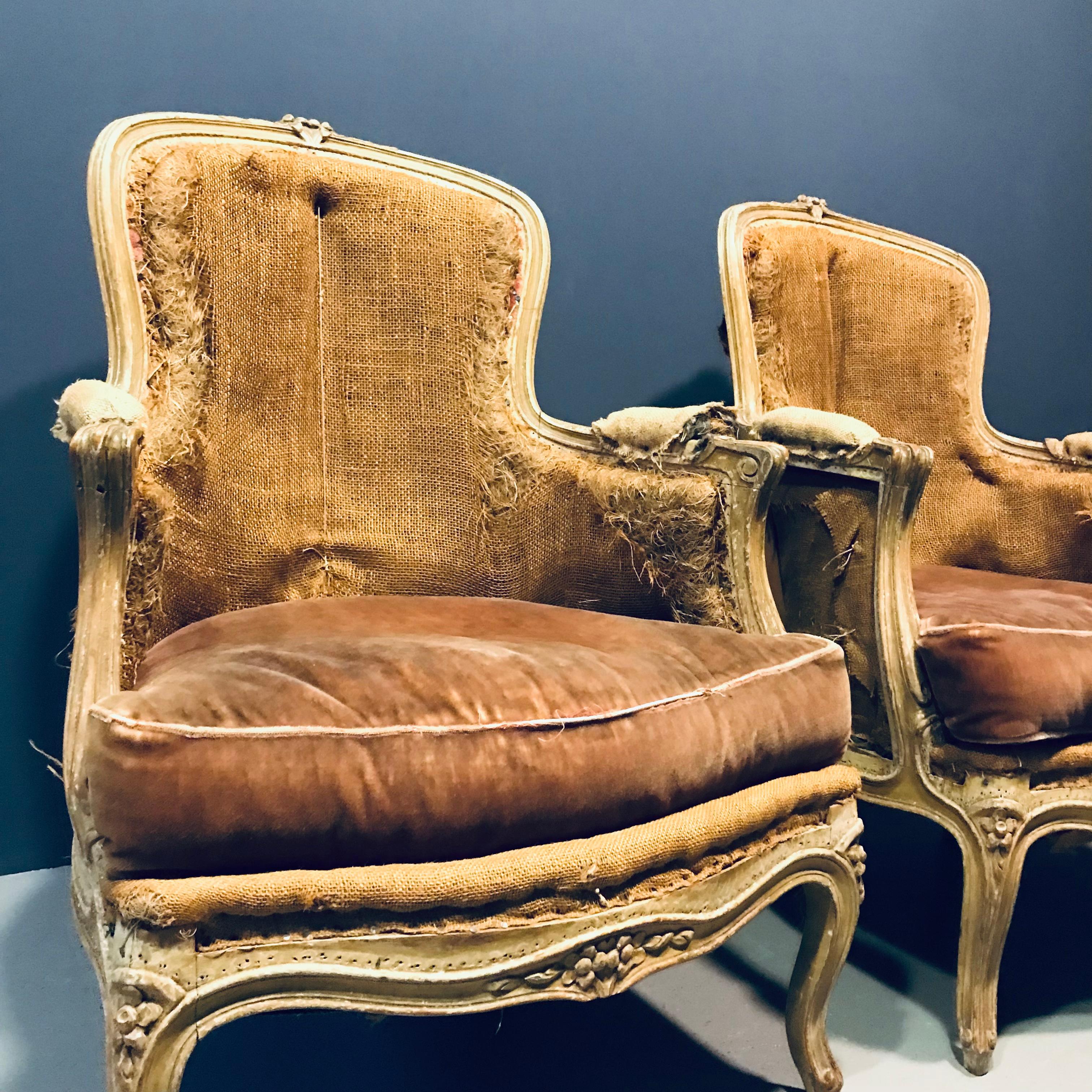 19th Century French Louis XV Bergère Armchair In Distressed Condition For Sale In Munich, DE