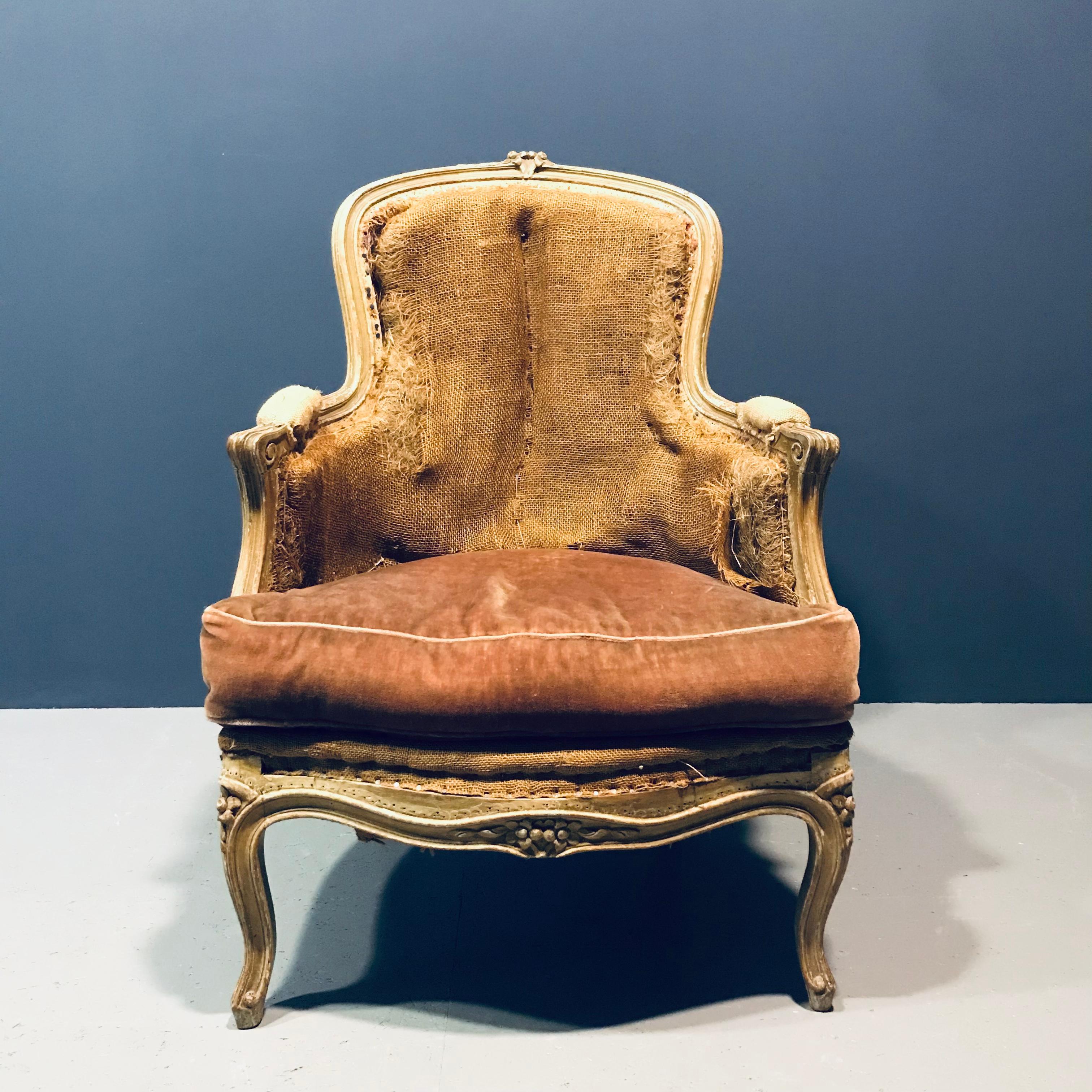 Französischer Louis-XV-Bergère-Sessel des 19. Jahrhunderts im Zustand „Starke Gebrauchsspuren“ im Angebot in Munich, DE