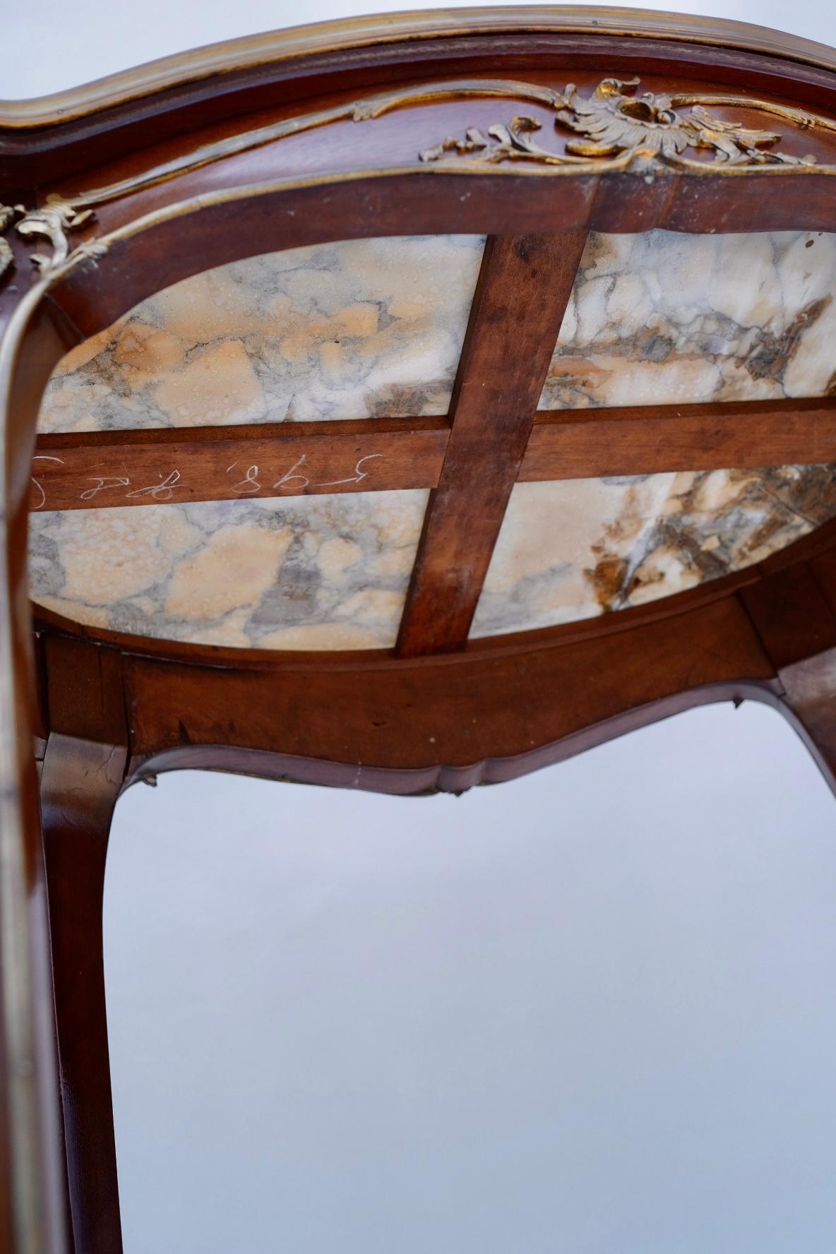Französischer Louis XV.-Gliedertisch mit Bronzebeschlägen aus dem 19. Jahrhundert im Angebot 3
