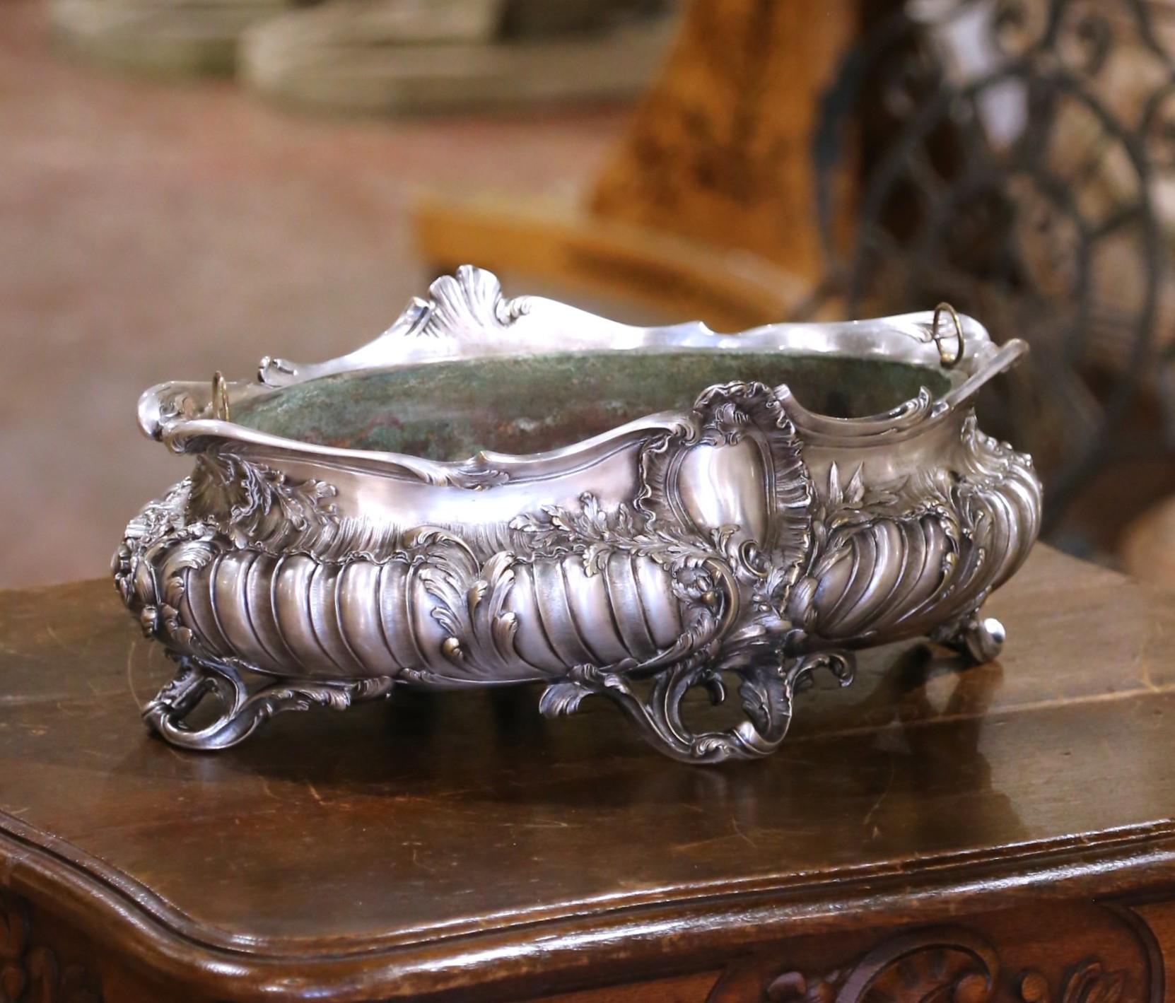 Eleva una console o un tavolo da pranzo con questa raffinata jardinière antica. Realizzato in Francia intorno al 1870, il centrotavola ornamentale è realizzato in bronzo argentato e presenta una forma a bombe riccamente sagomata sollevata su quattro