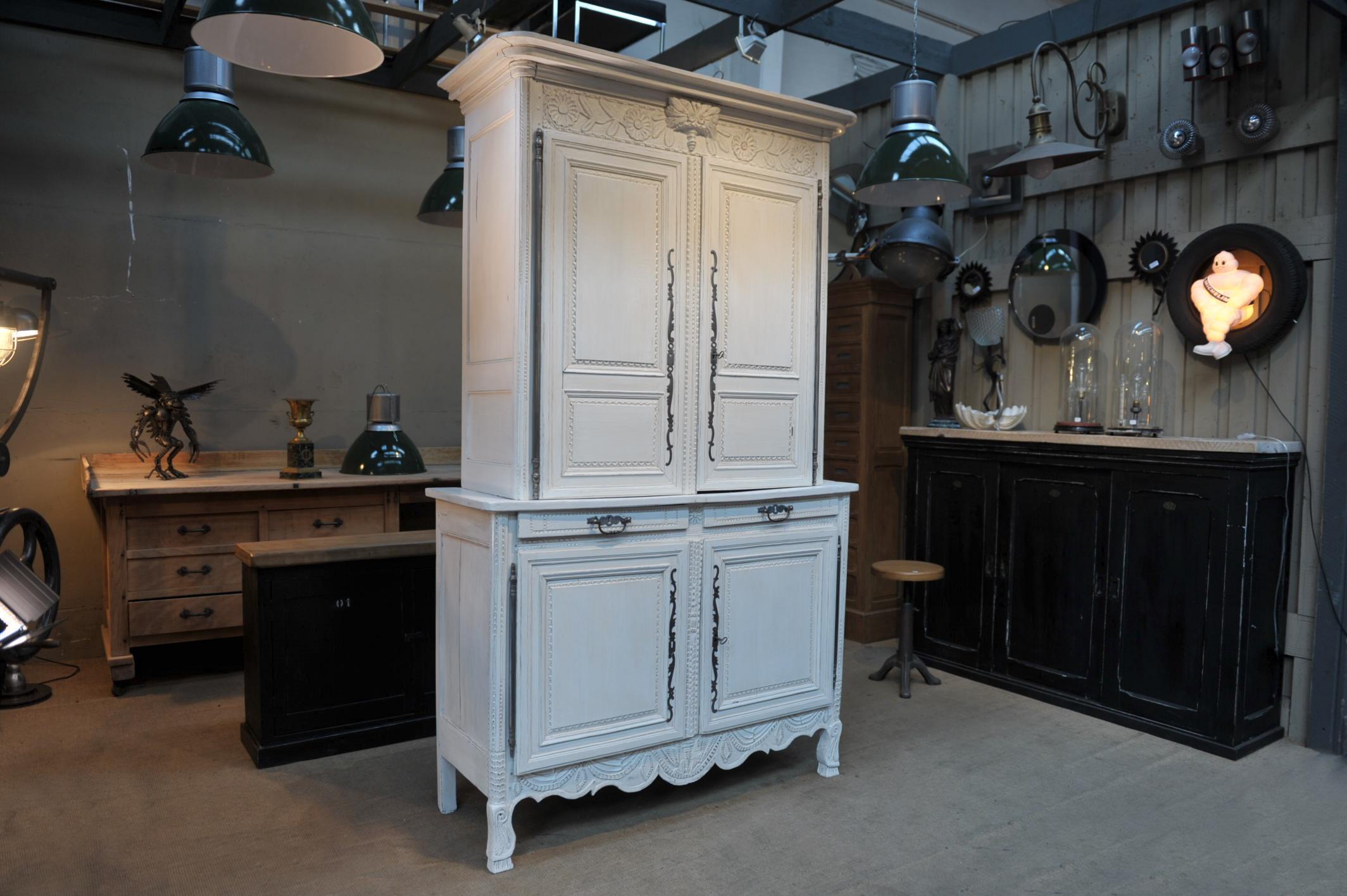 19th century French buffet deux corps cabinet in solid oak .beautiful carved details moldings and decoration: leaves, flowers basket. Excellent condition. Recent white patina.
Measures: Top (not including removable top molding): 49.6 inches; H x