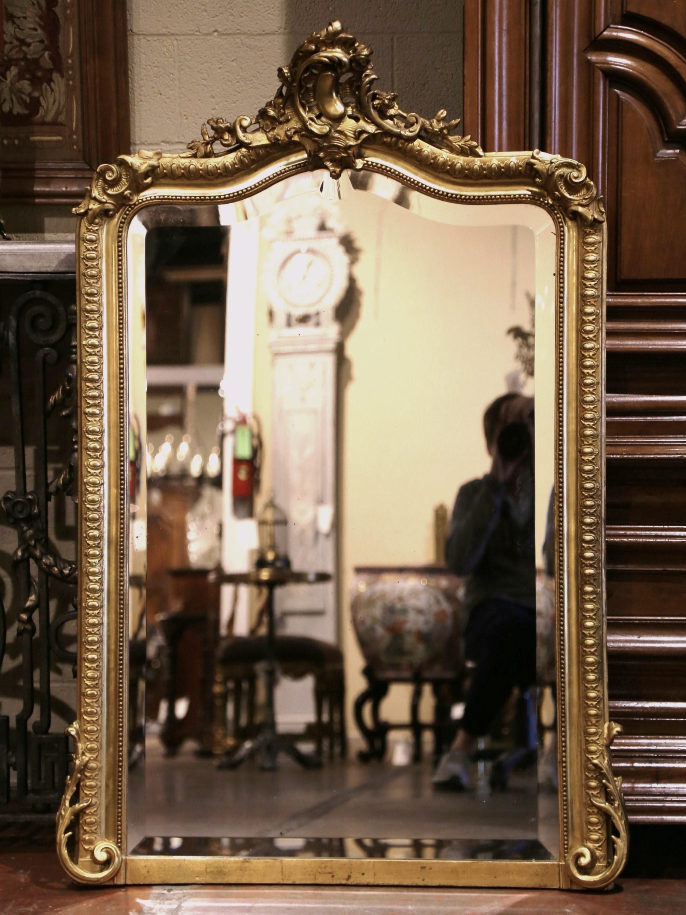 Intagliato a mano Specchio da camino francese Luigi XV del XIX secolo, intagliato e ad arco, in legno dorato e smussato in vendita