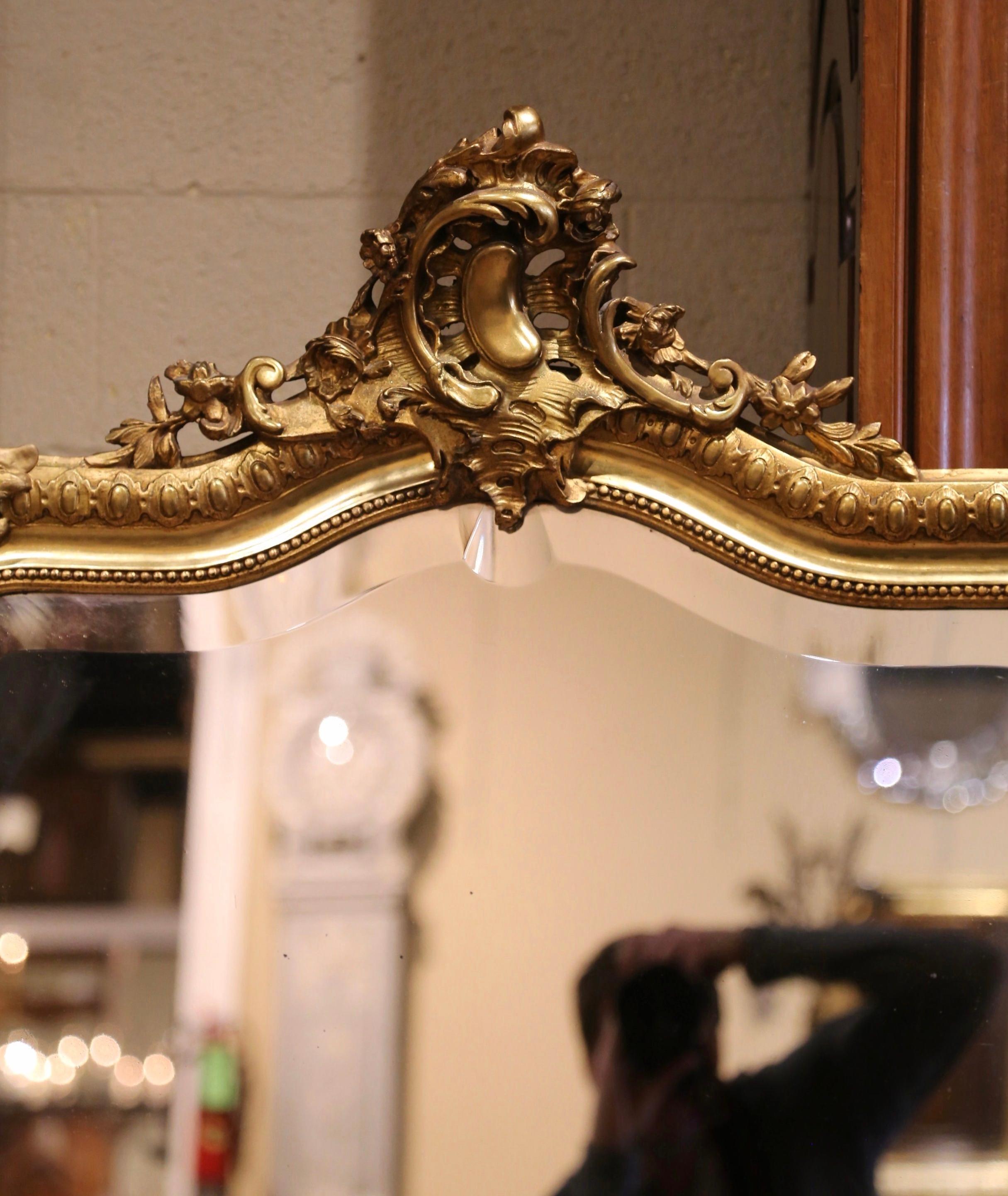 Specchio da camino francese Luigi XV del XIX secolo, intagliato e ad arco, in legno dorato e smussato In condizioni ottime in vendita a Dallas, TX