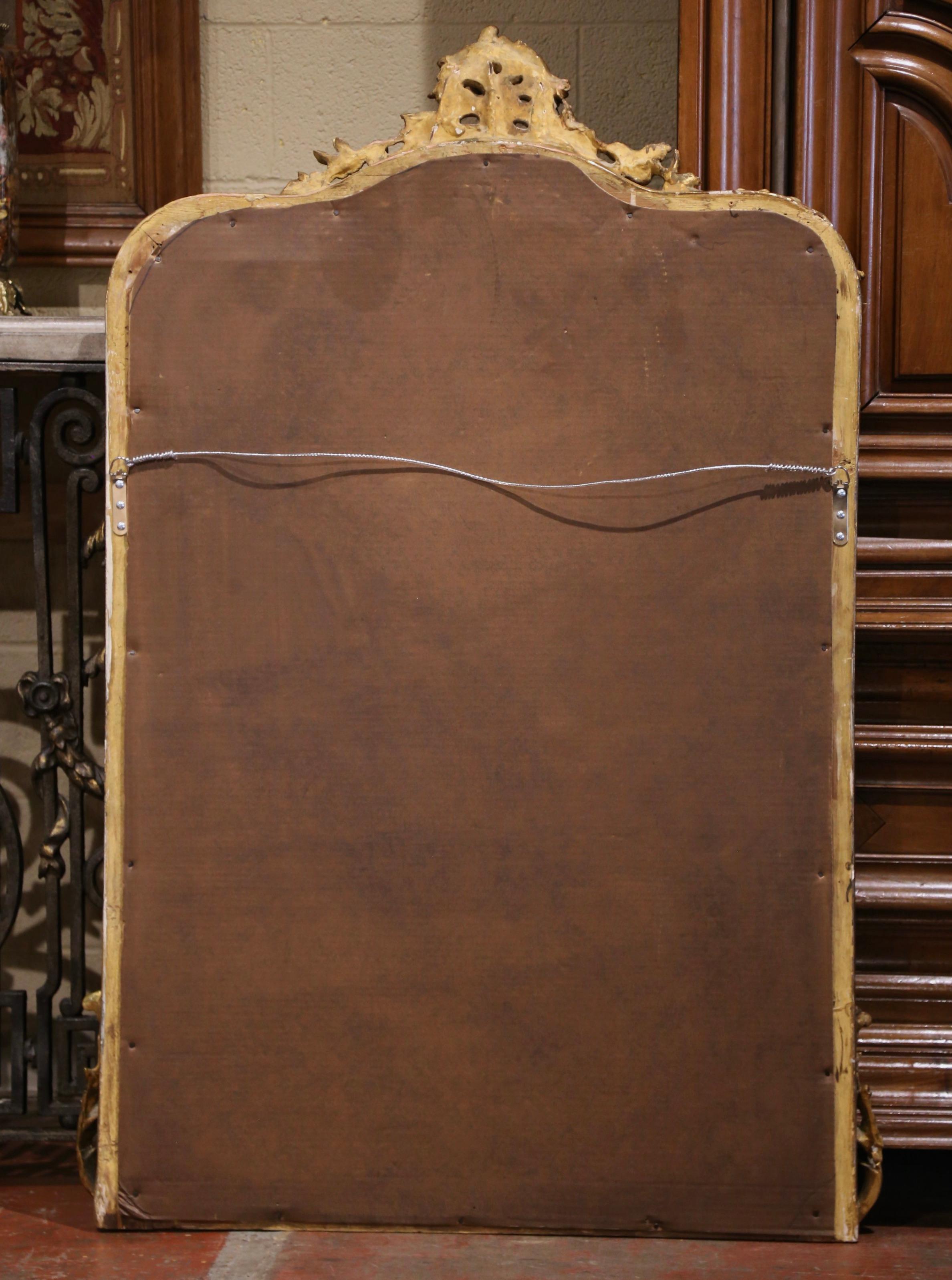 Vetro mercurizzato Specchio da camino francese Luigi XV del XIX secolo, intagliato e ad arco, in legno dorato e smussato in vendita