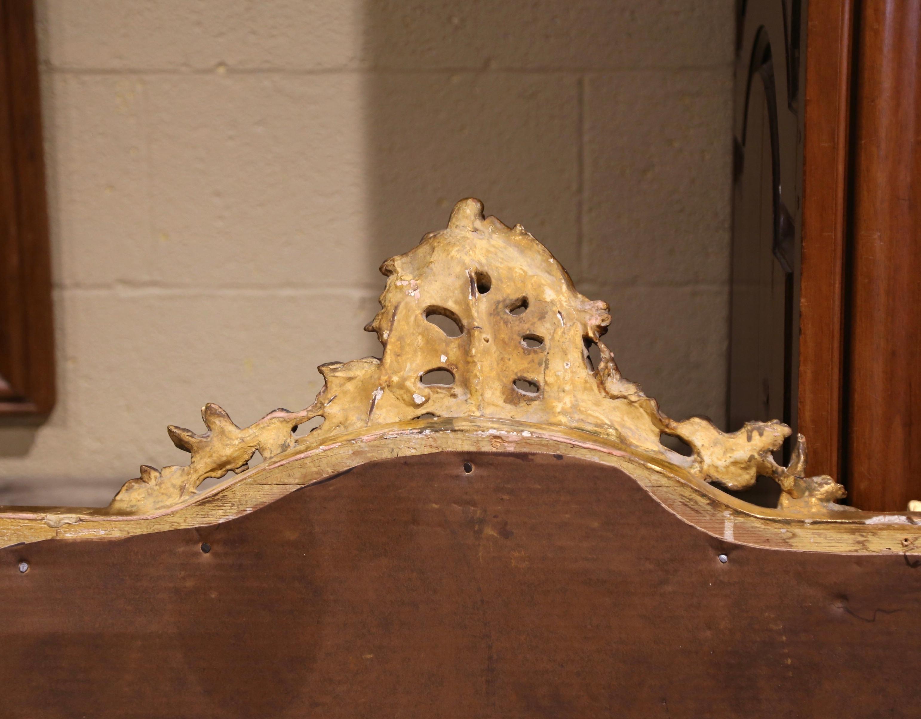 Specchio da camino francese Luigi XV del XIX secolo, intagliato e ad arco, in legno dorato e smussato in vendita 1