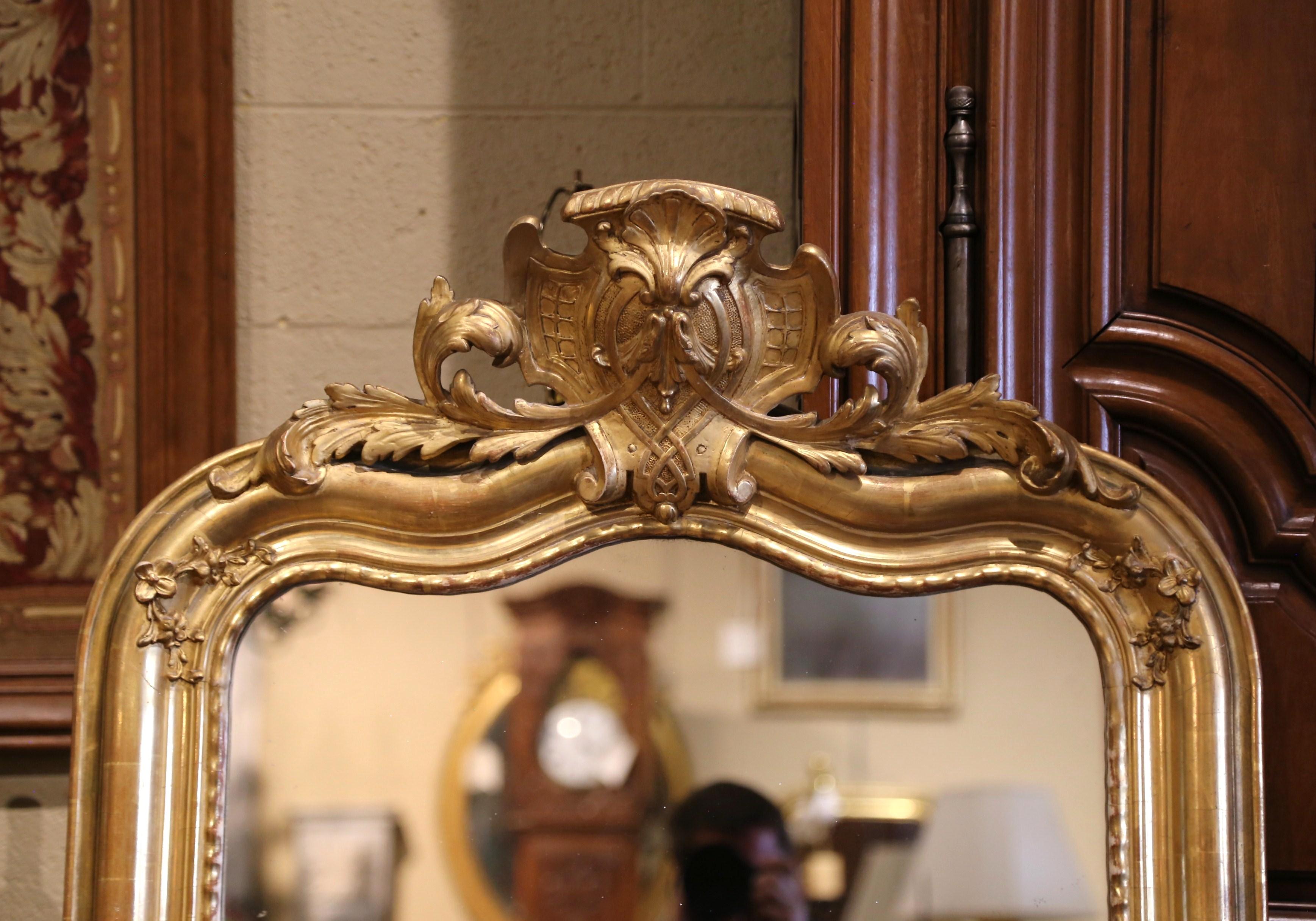 Espejo Francés Luis XV del Siglo XIX de madera dorada tallada y arqueada con decoración de hojas en Excelente estado para la venta en Dallas, TX