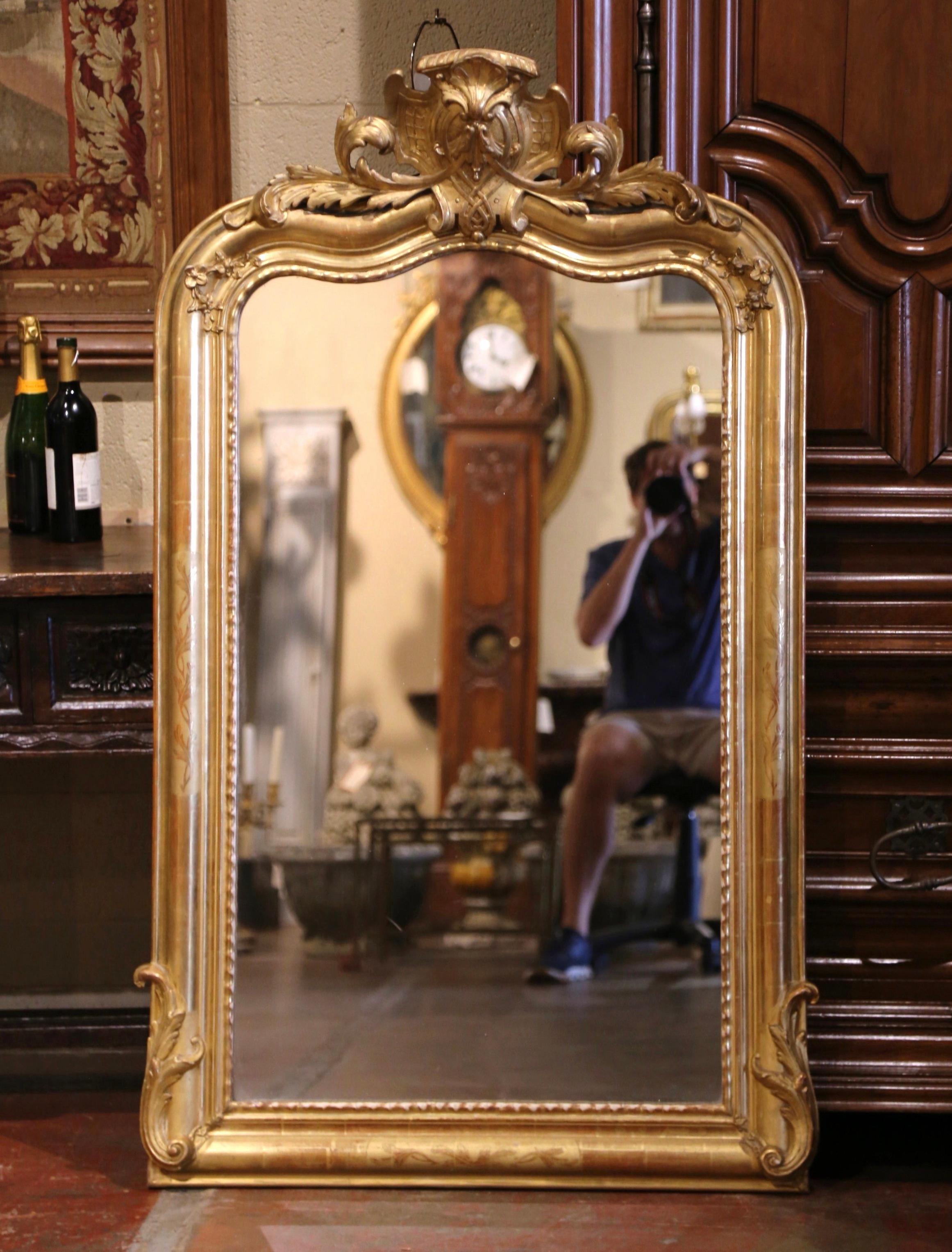 Espejo Francés Luis XV del Siglo XIX de madera dorada tallada y arqueada con decoración de hojas siglo XIX en venta