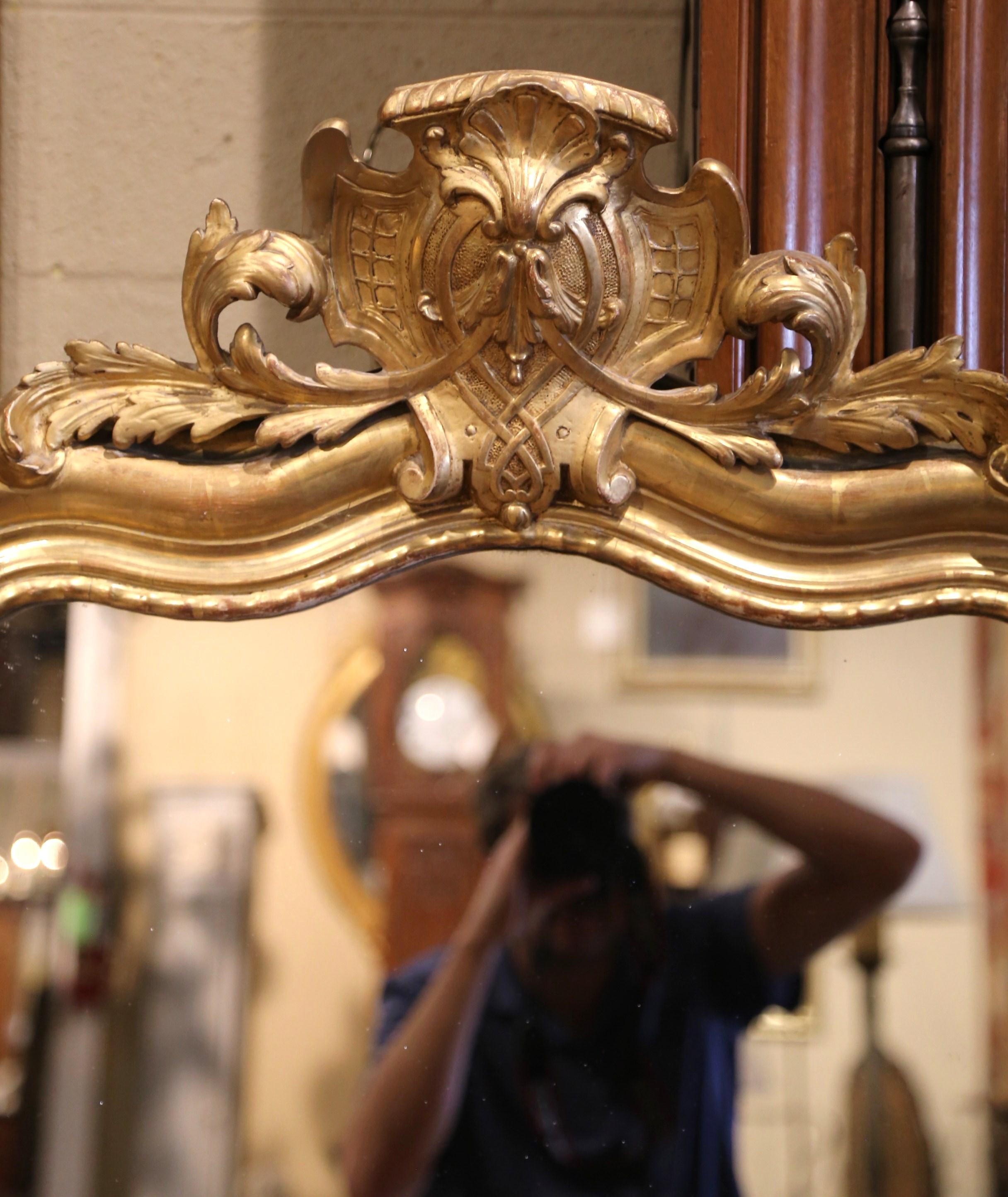 Espejo Francés Luis XV del Siglo XIX de madera dorada tallada y arqueada con decoración de hojas Vidrio de mercurio en venta