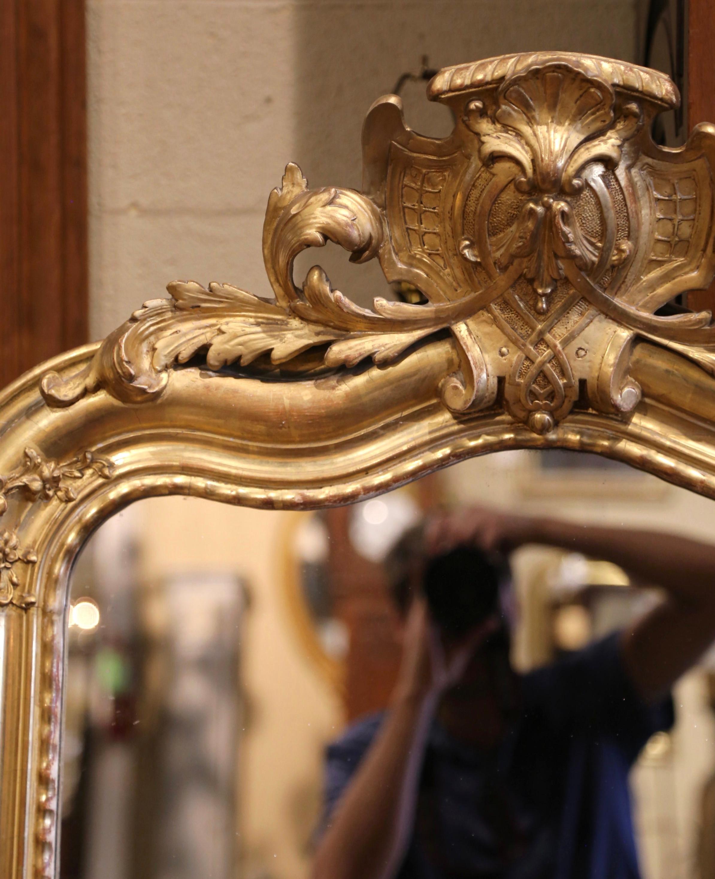 Espejo Francés Luis XV del Siglo XIX de madera dorada tallada y arqueada con decoración de hojas en venta 1