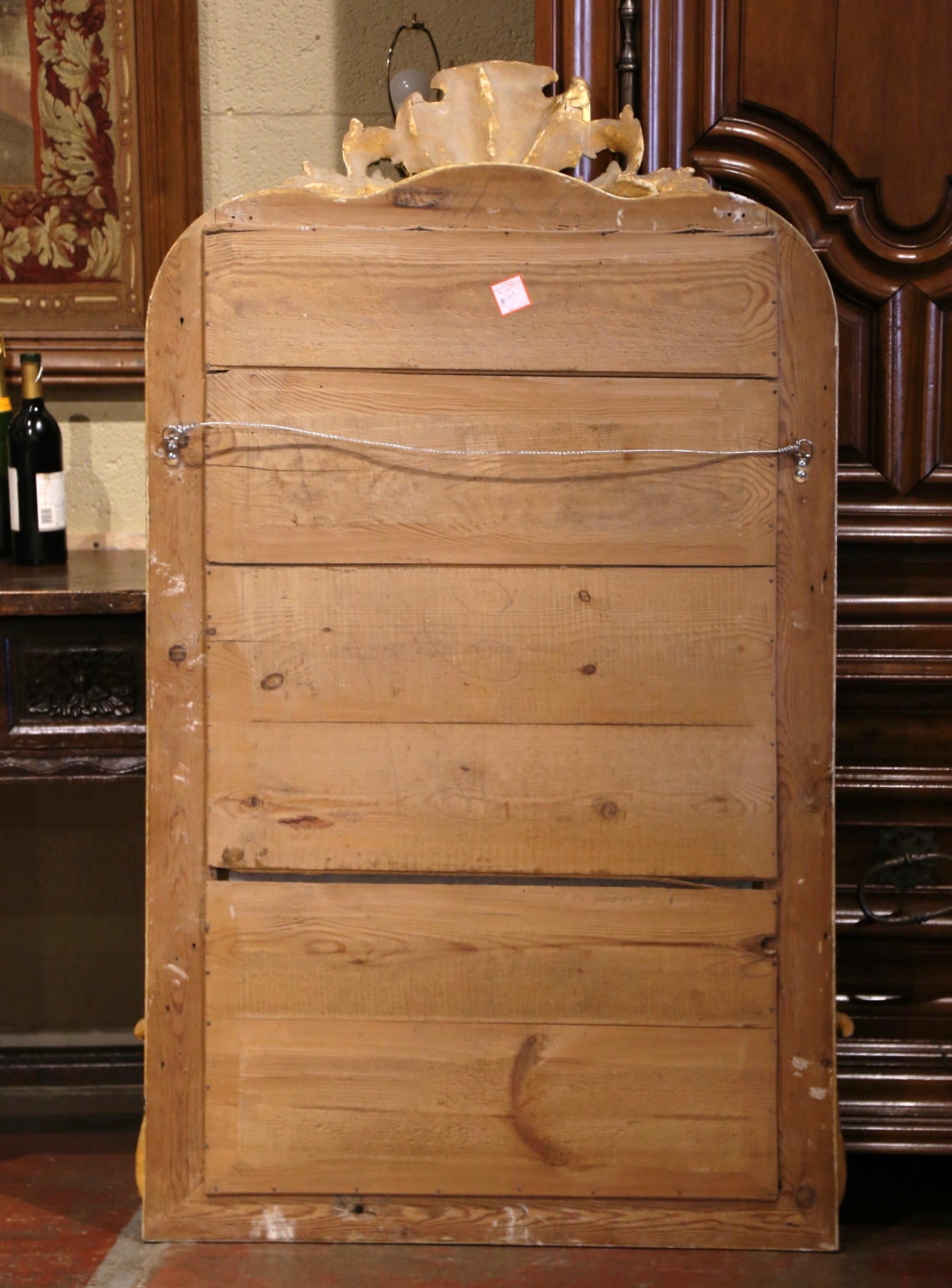 Espejo Francés Luis XV del Siglo XIX de madera dorada tallada y arqueada con decoración de hojas en venta 3