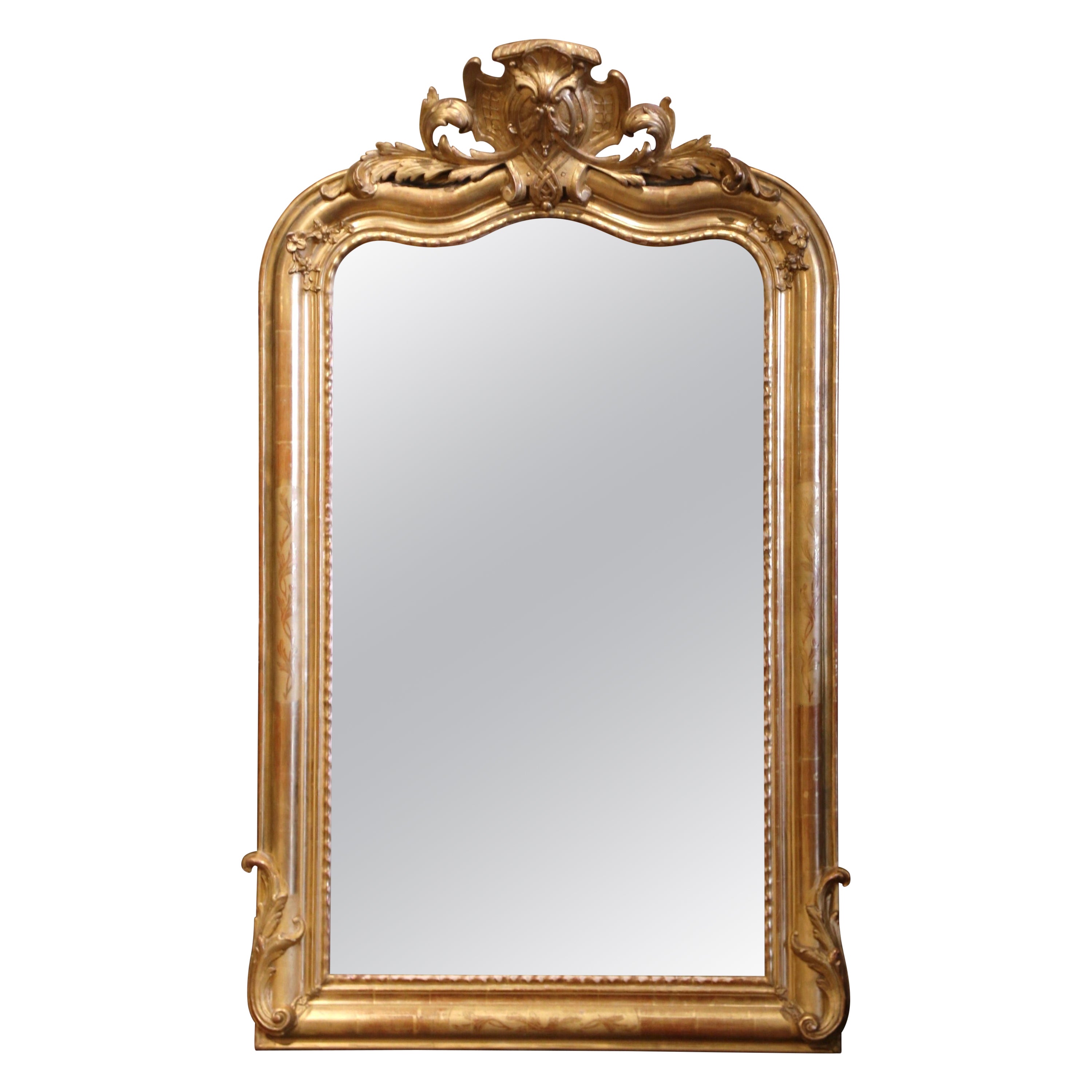 Miroir Louis XV du 19ème siècle en bois doré sculpté et arqué avec décor de feuilles