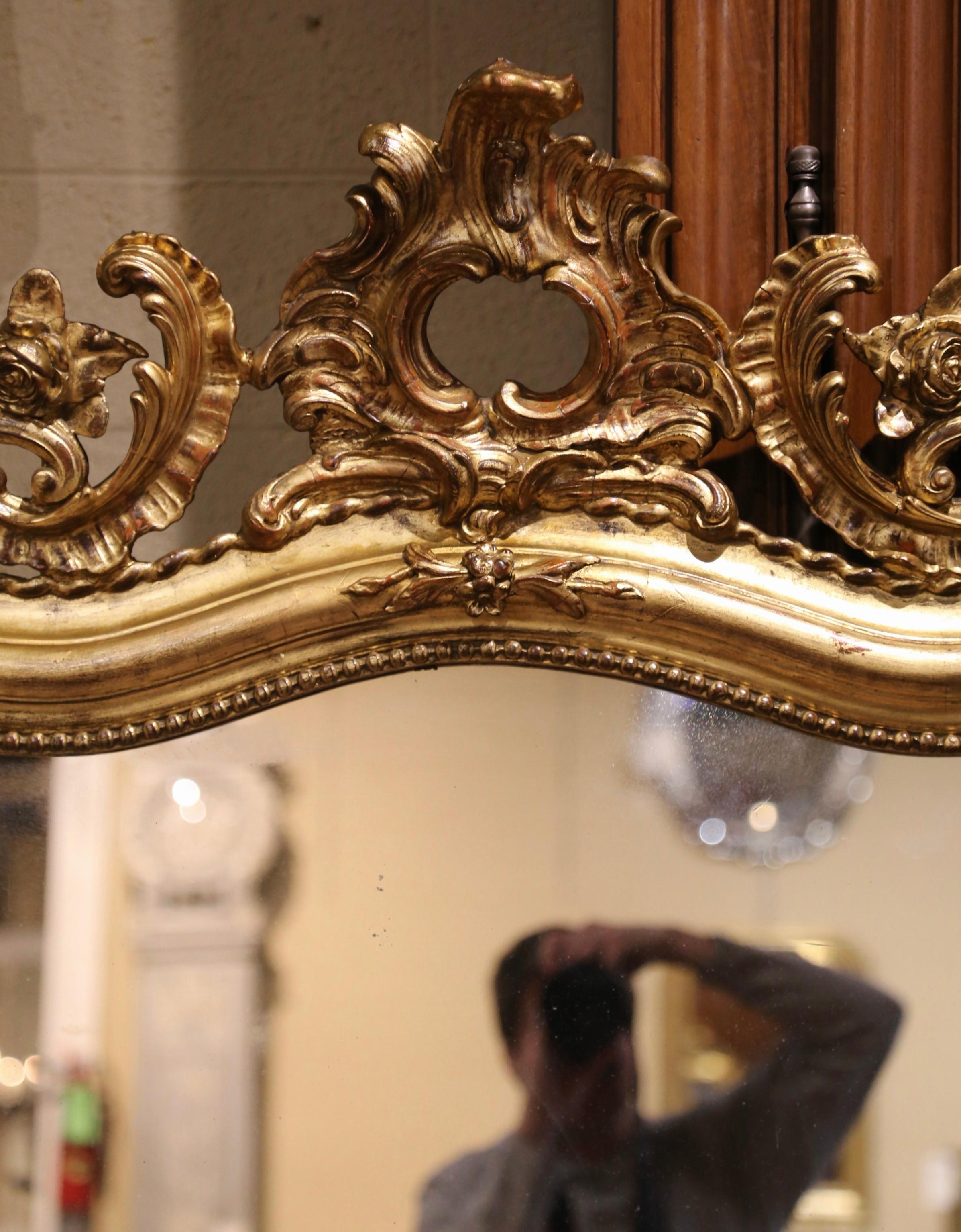 Francese Specchio Rocaille francese Luigi XV del XIX secolo intagliato e ad arco in legno dorato in vendita