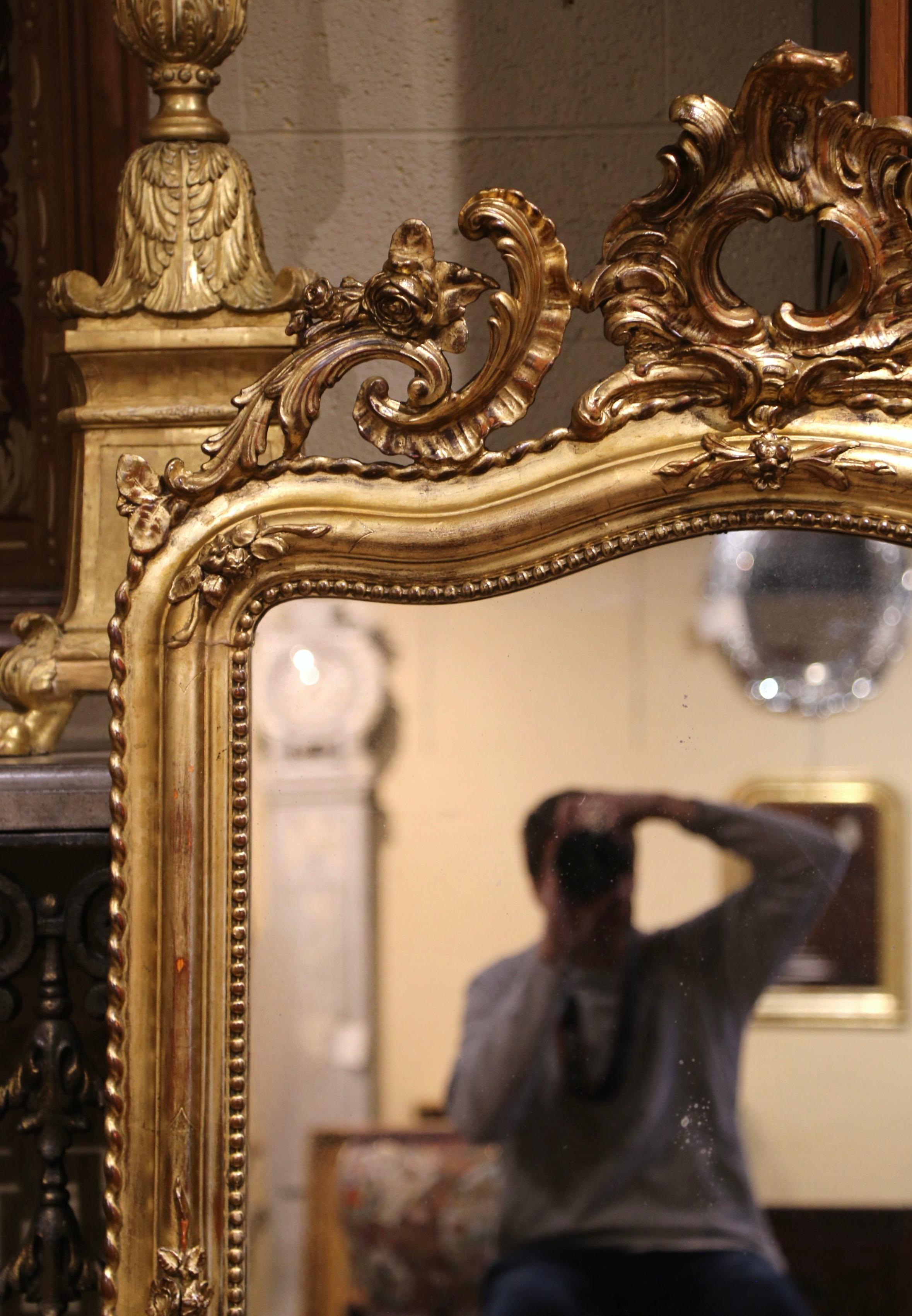 Specchio Rocaille francese Luigi XV del XIX secolo intagliato e ad arco in legno dorato In condizioni ottime in vendita a Dallas, TX