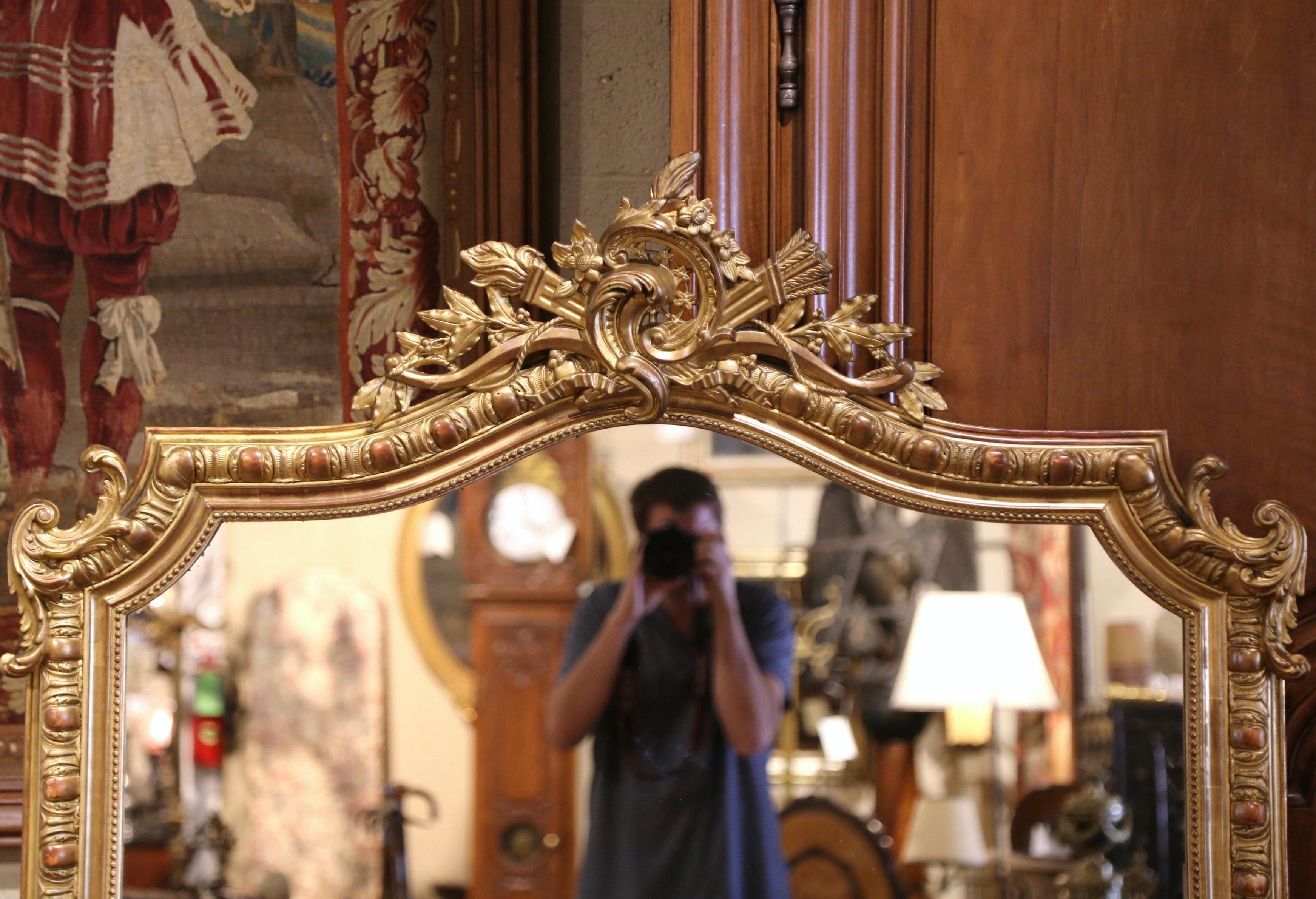 Francese Specchio da parete o da camino francese Luigi XV del XIX secolo in legno dorato intagliato e ad arco in vendita