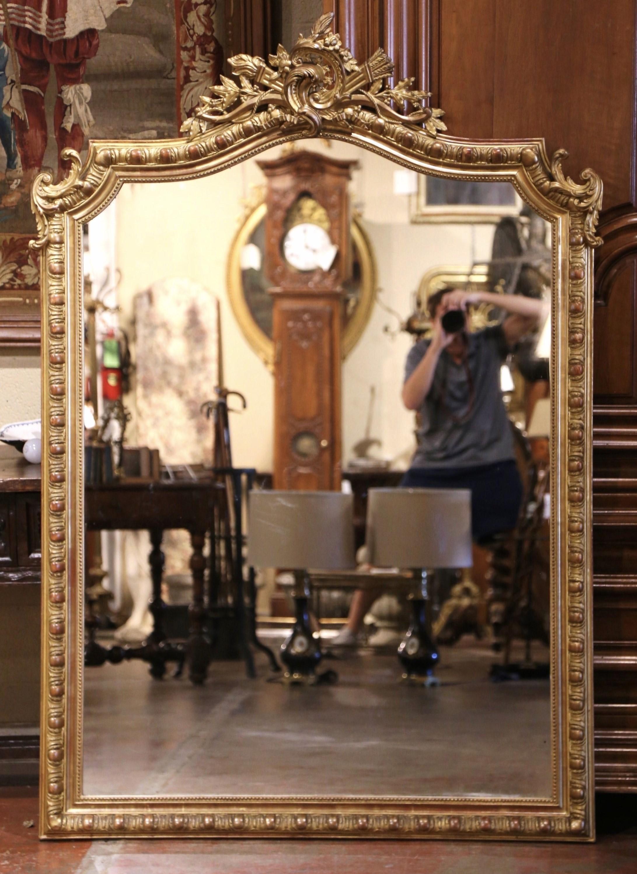 Specchio da parete o da camino francese Luigi XV del XIX secolo in legno dorato intagliato e ad arco In condizioni ottime in vendita a Dallas, TX