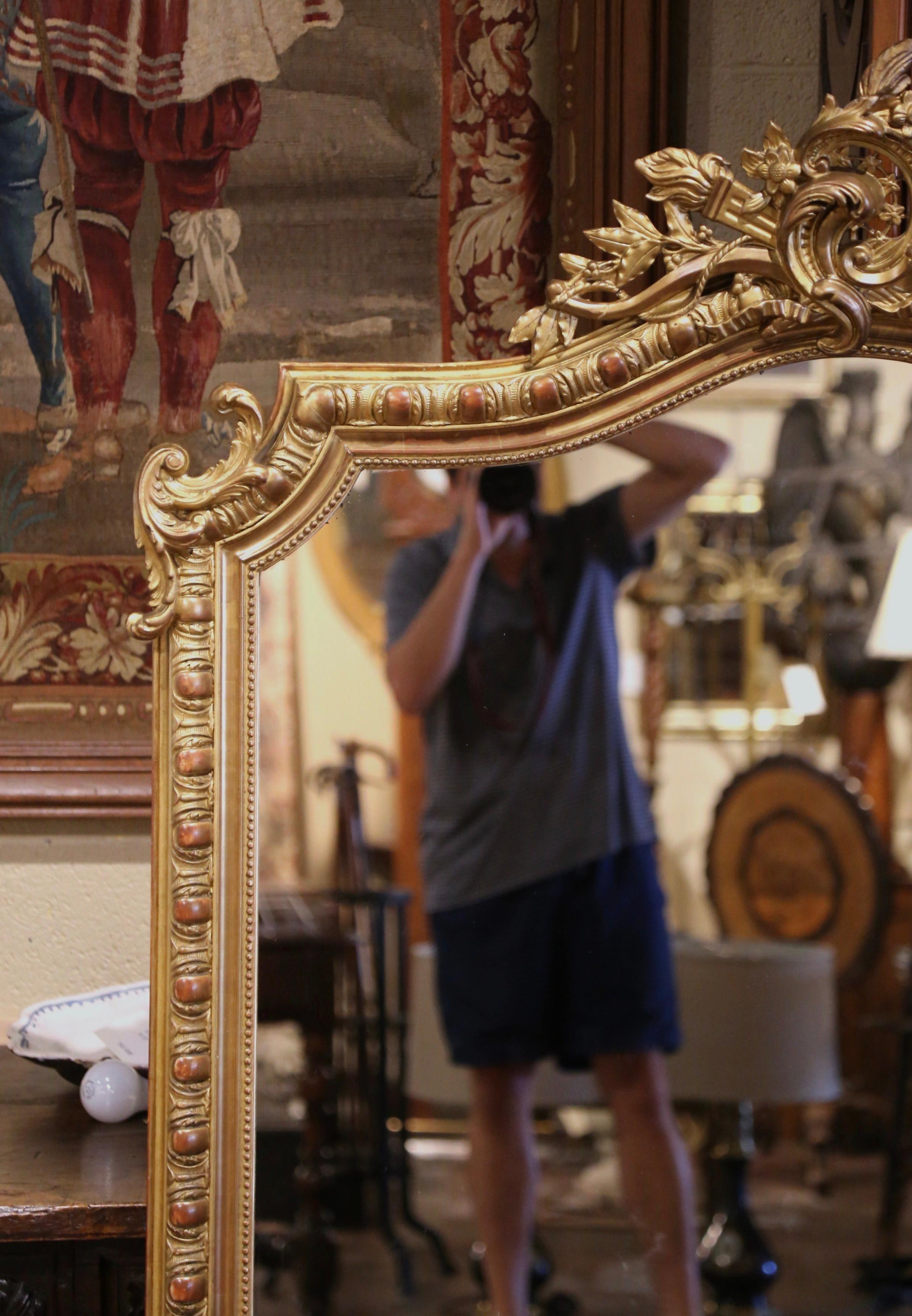 Legno dorato Specchio da parete o da camino francese Luigi XV del XIX secolo in legno dorato intagliato e ad arco in vendita