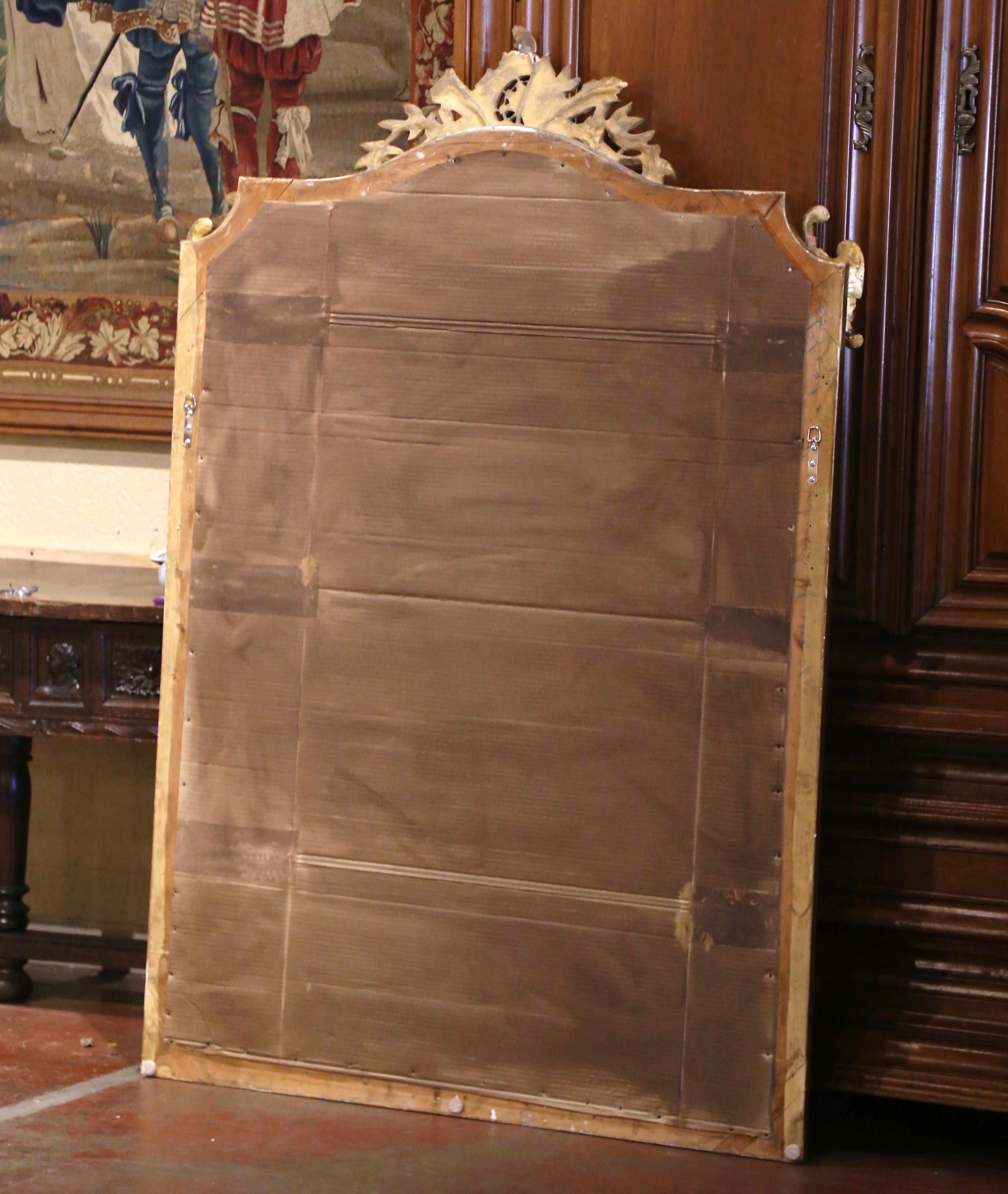 Specchio da parete o da camino francese Luigi XV del XIX secolo in legno dorato intagliato e ad arco in vendita 2