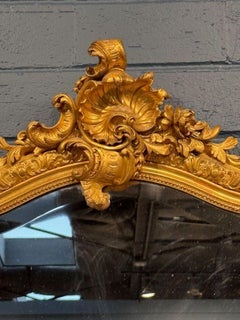 Miroir Louis XV en bois sculpté et doré du 19ème siècle