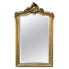 Miroir Louis XV en bois sculpté et doré du 19ème siècle