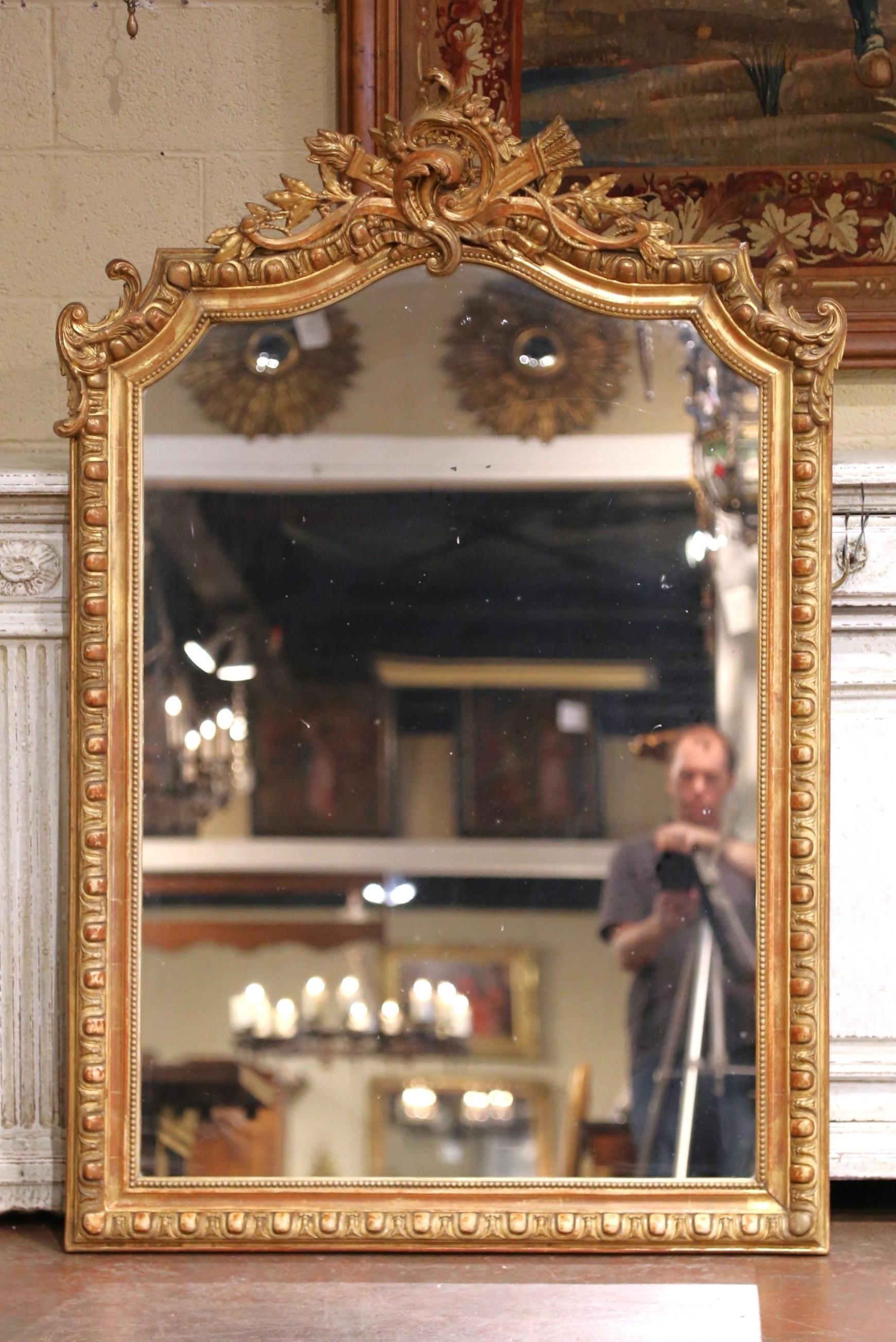19. Jahrhundert Französisch Louis XV geschnitzt gewölbt Giltwood Wandspiegel mit Leaf Decor im Zustand „Hervorragend“ im Angebot in Dallas, TX