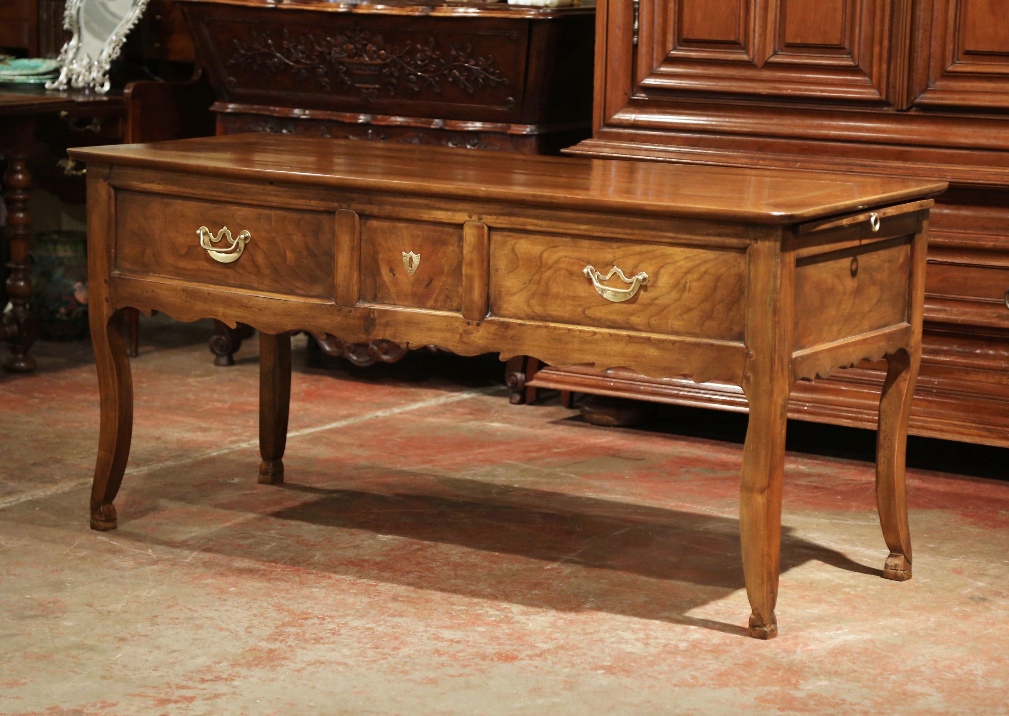 19th Century French Louis XV Carved Cherry Desk with Drawers and Pull Out Trays (Handgeschnitzt)