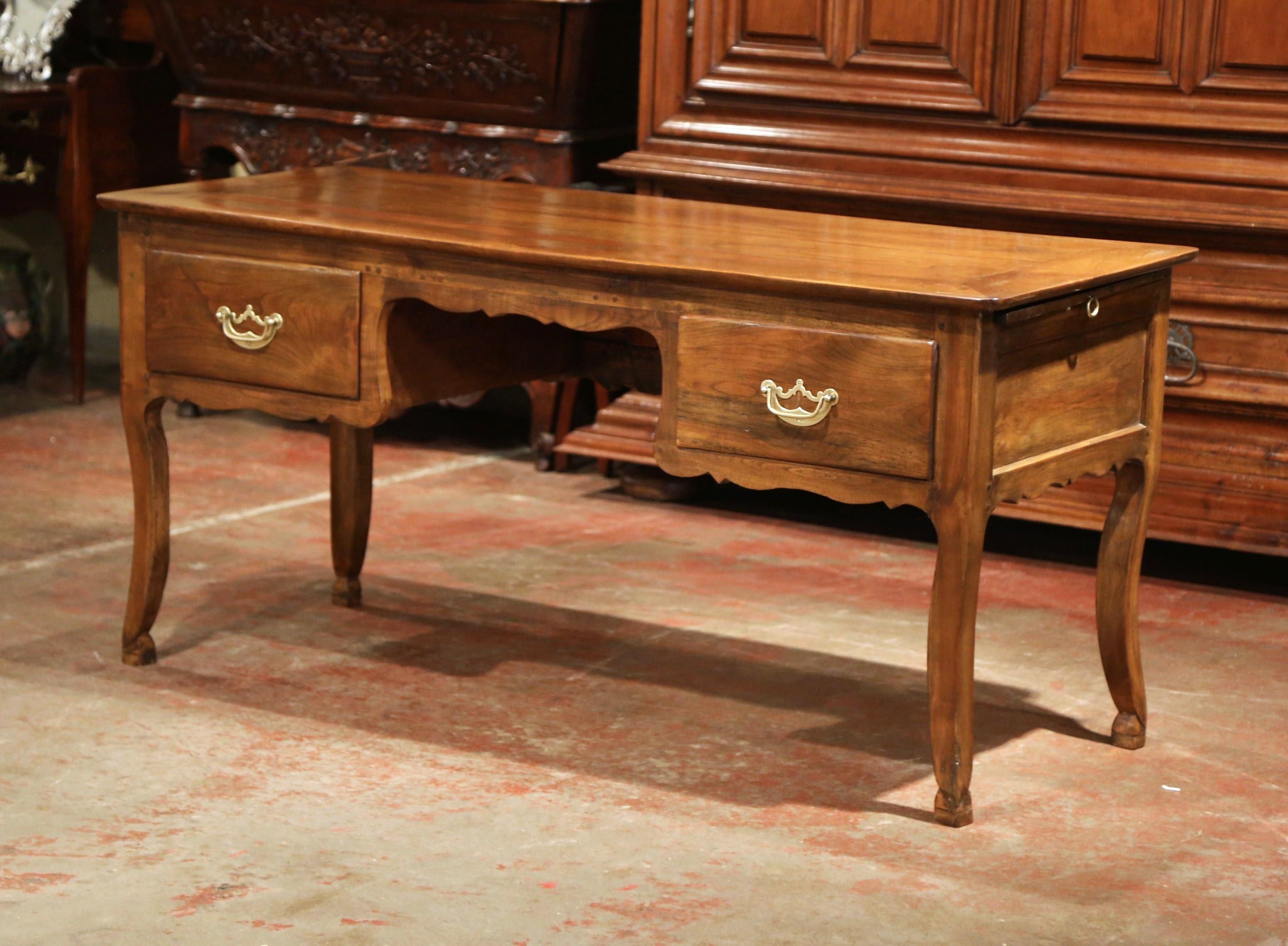 19th Century French Louis XV Carved Cherry Desk with Drawers and Pull Out Trays im Zustand „Hervorragend“ in Dallas, TX