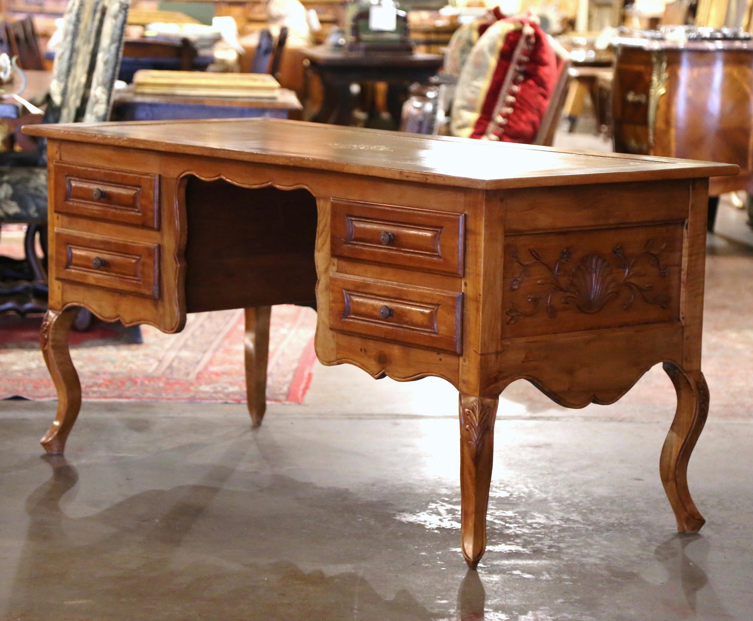 Dieser elegante antike Schreibtisch aus Obstholz wurde um 1890 in der Region Poitou in Frankreich hergestellt. Der große Schreibtisch aus Wildkirschholz ruht auf vier Kabriole-Beinen, die an der Schulter mit Akanthusblättern verziert sind, und einer
