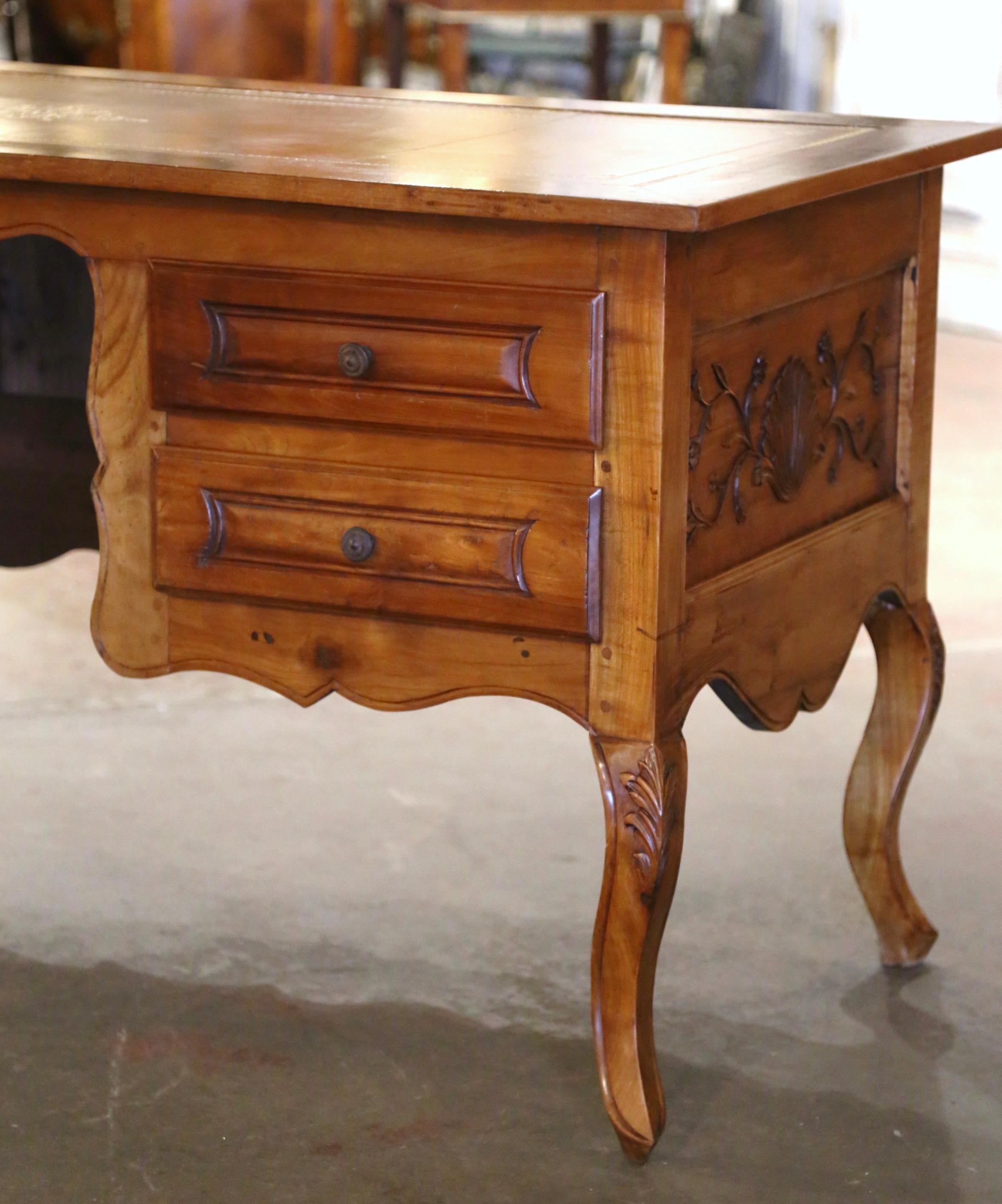 Intagliato a mano Scrivania francese Luigi XV del XIX secolo in ciliegio intagliato con piano in pelle marrone scuro in vendita