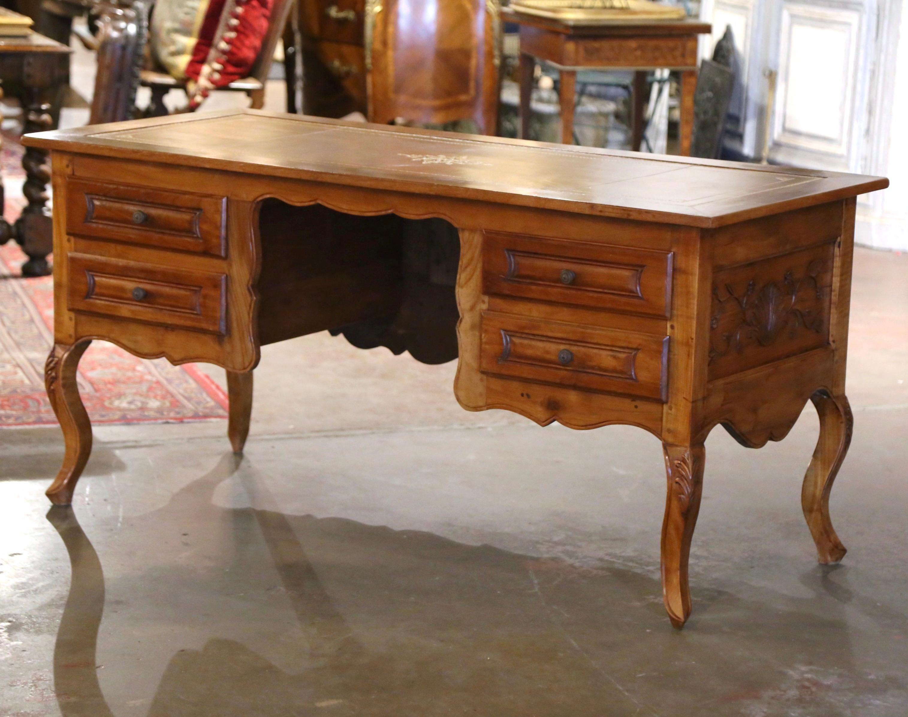 Pelle Scrivania francese Luigi XV del XIX secolo in ciliegio intagliato con piano in pelle marrone scuro in vendita