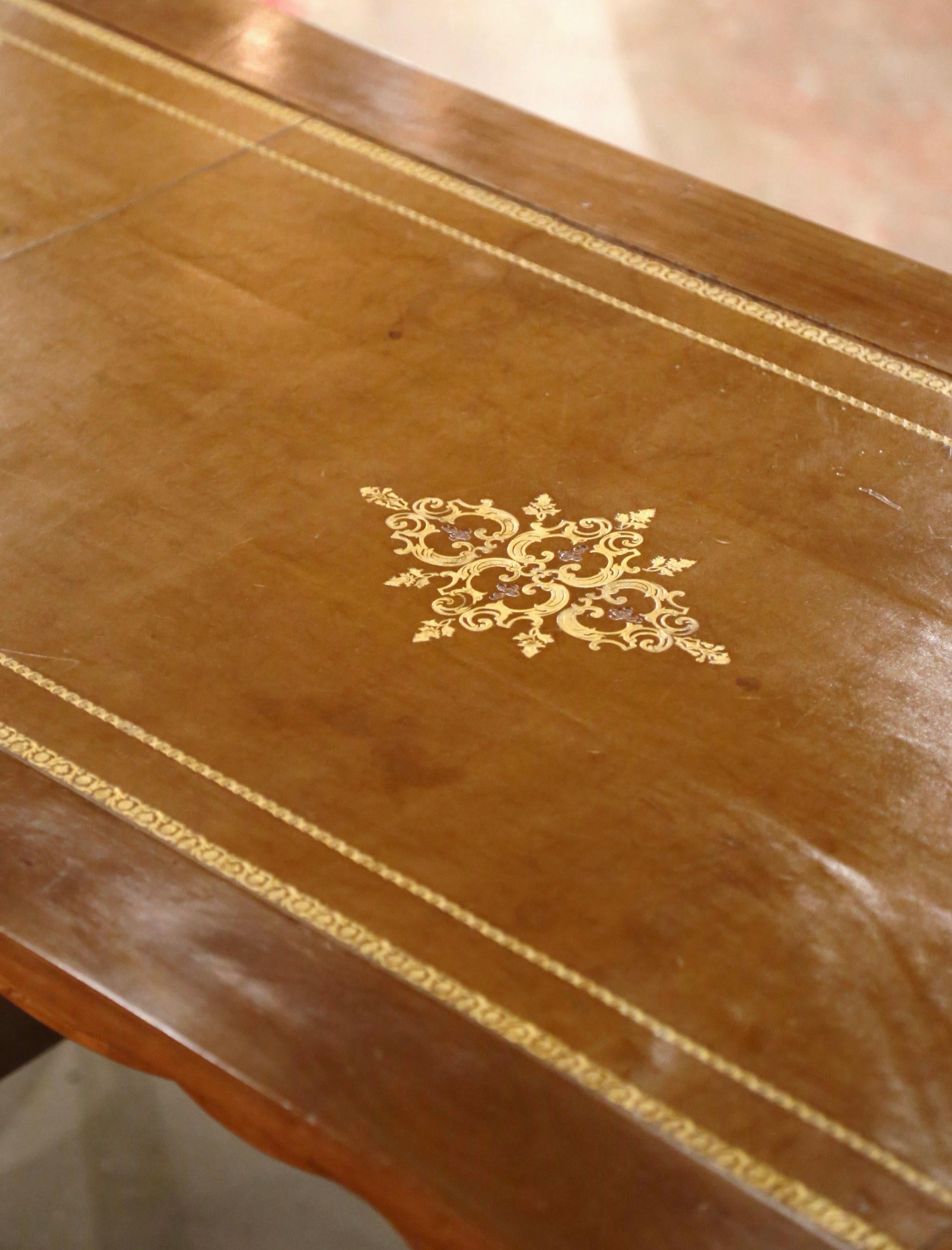 19. Jahrhundert Französisch Louis XV geschnitzt Kirschbaum Schreibtisch mit Tan Leder Top im Zustand „Hervorragend“ im Angebot in Dallas, TX
