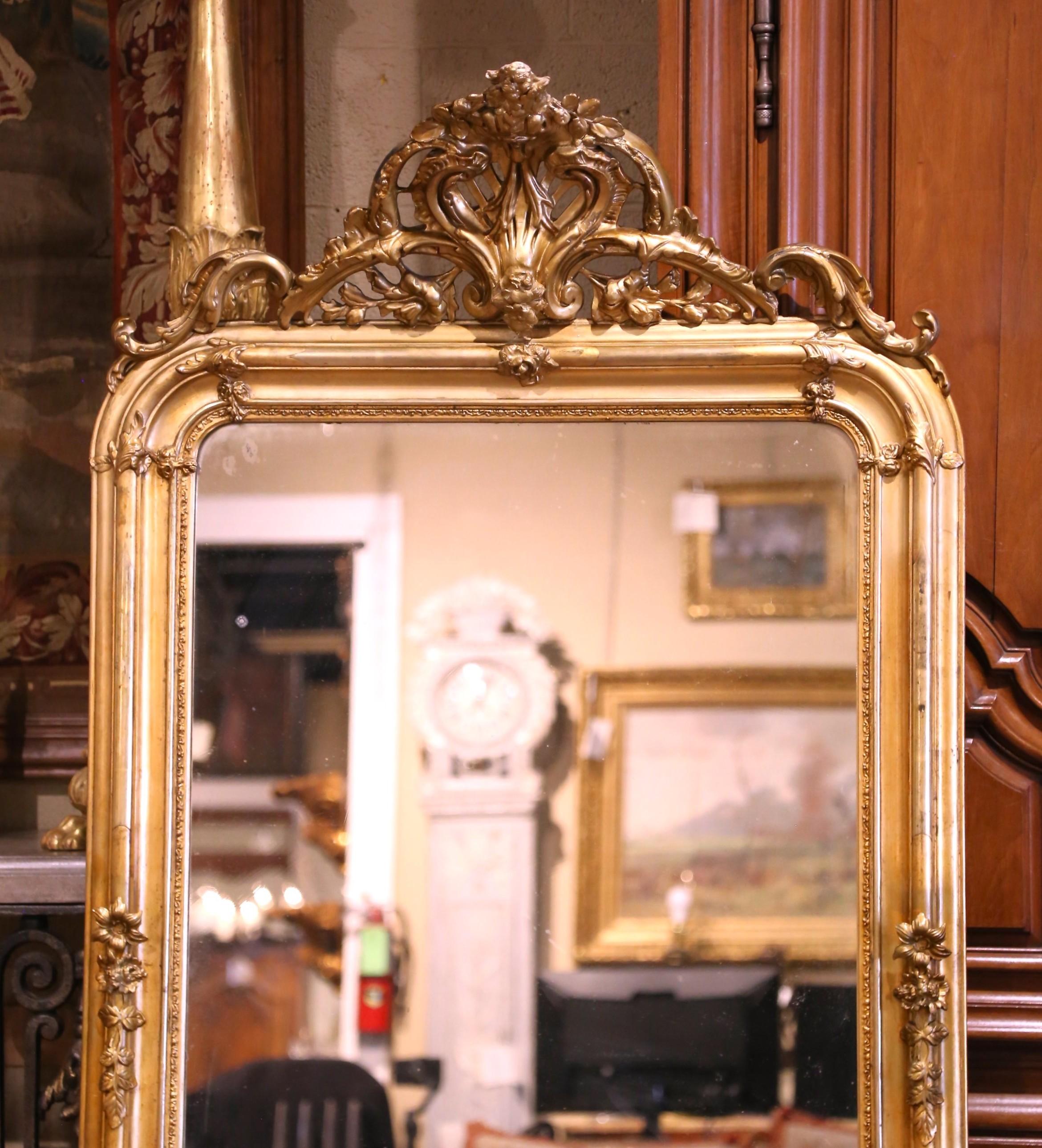 Français Miroir de cheminée Louis XV du 19ème siècle en bois doré sculpté avec décor de cartouche en vente