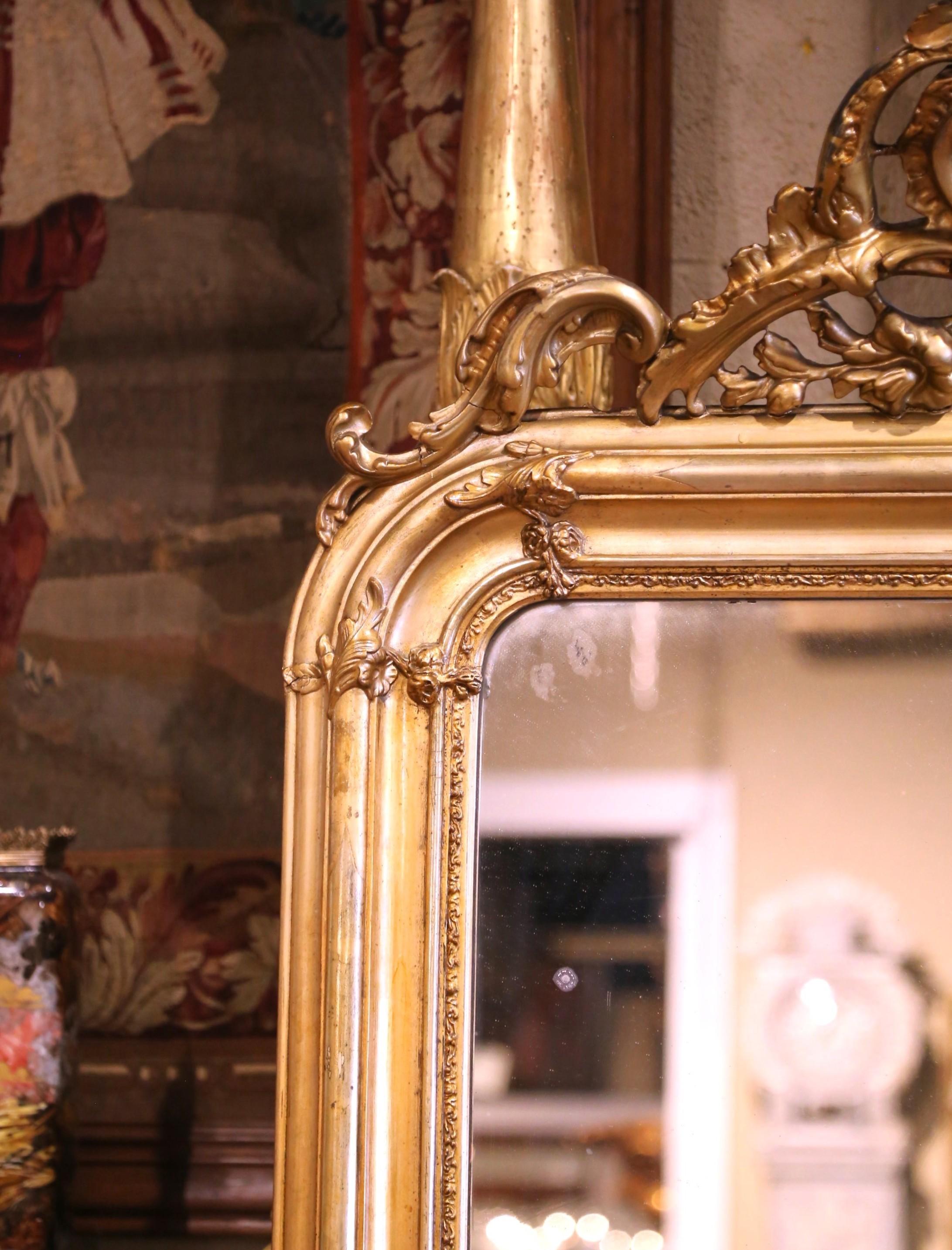 Sculpté à la main Miroir de cheminée Louis XV du 19ème siècle en bois doré sculpté avec décor de cartouche en vente