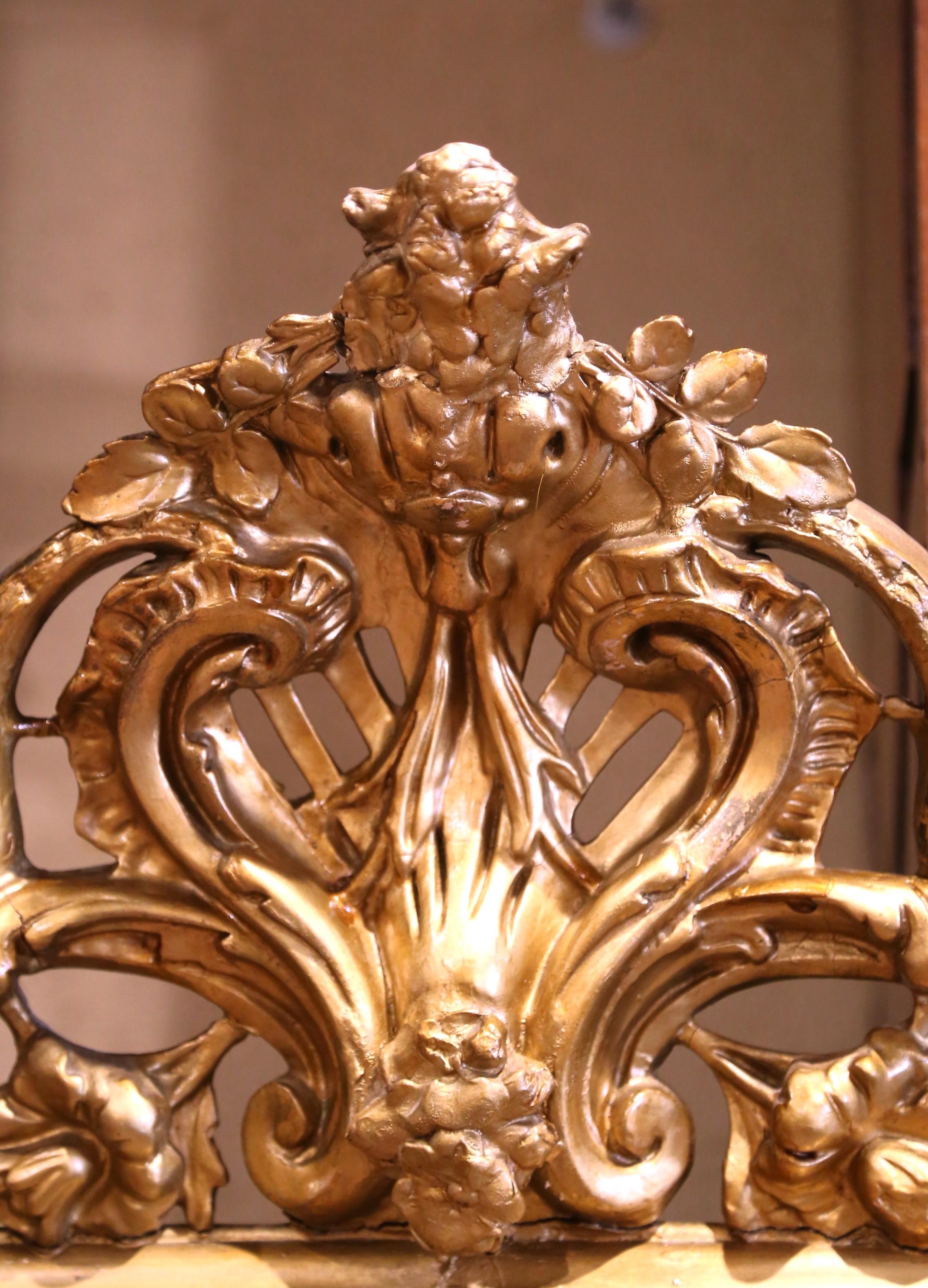 Miroir de cheminée Louis XV du 19ème siècle en bois doré sculpté avec décor de cartouche Excellent état - En vente à Dallas, TX