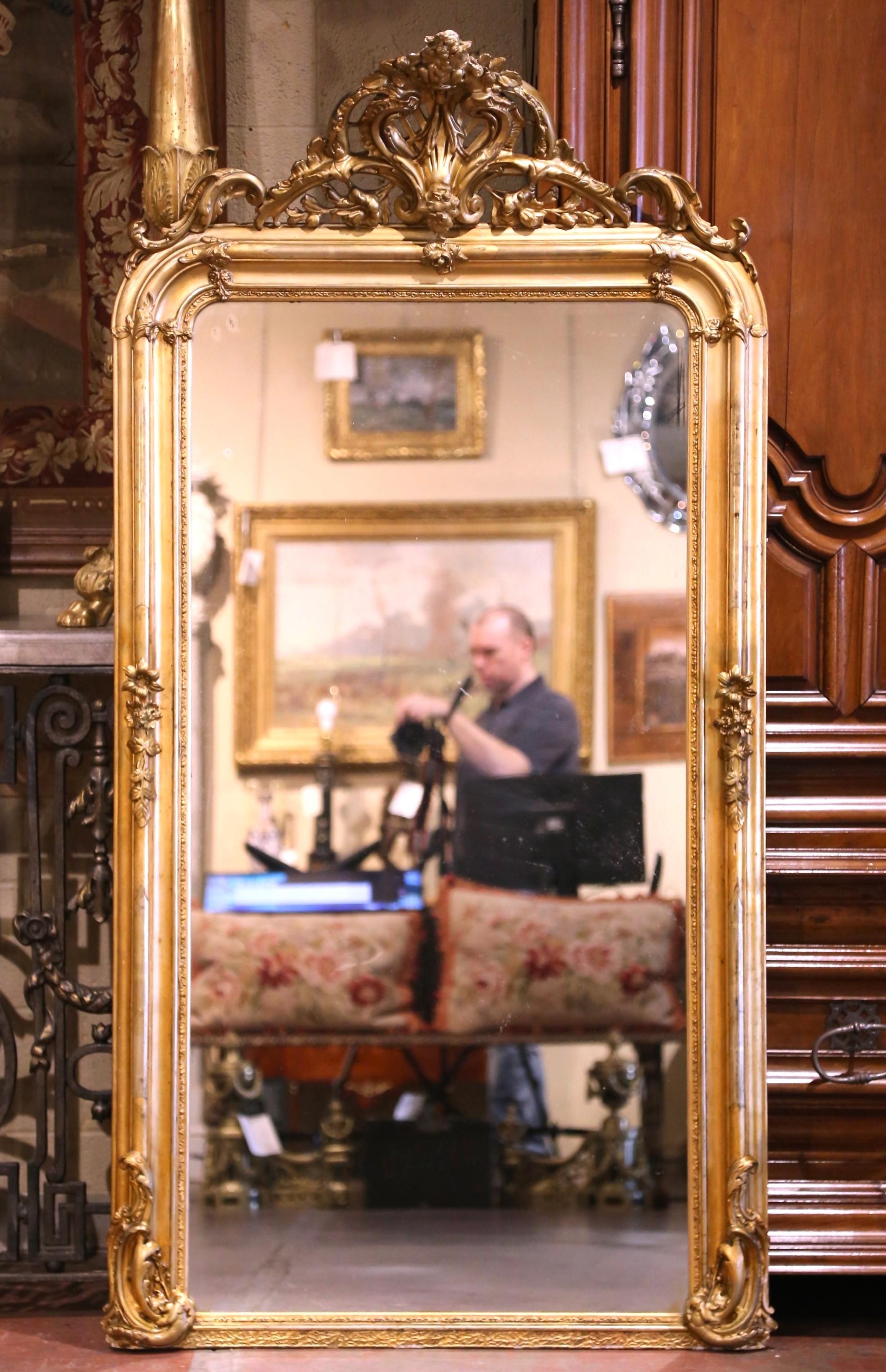 XIXe siècle Miroir de cheminée Louis XV du 19ème siècle en bois doré sculpté avec décor de cartouche en vente