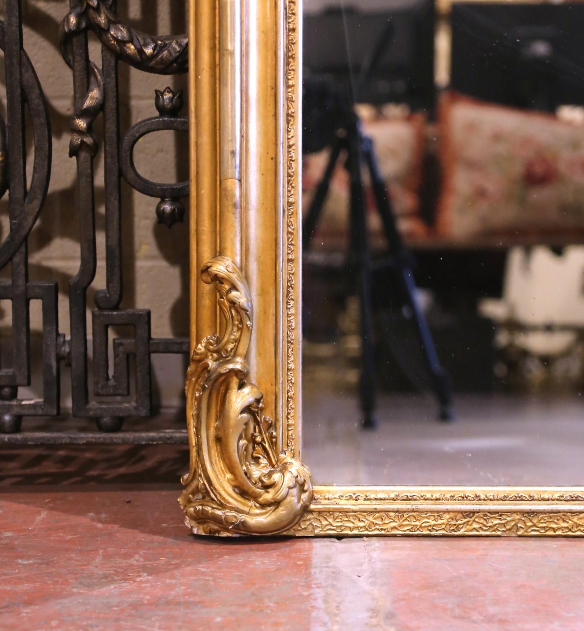 Miroir de cheminée Louis XV du 19ème siècle en bois doré sculpté avec décor de cartouche en vente 1