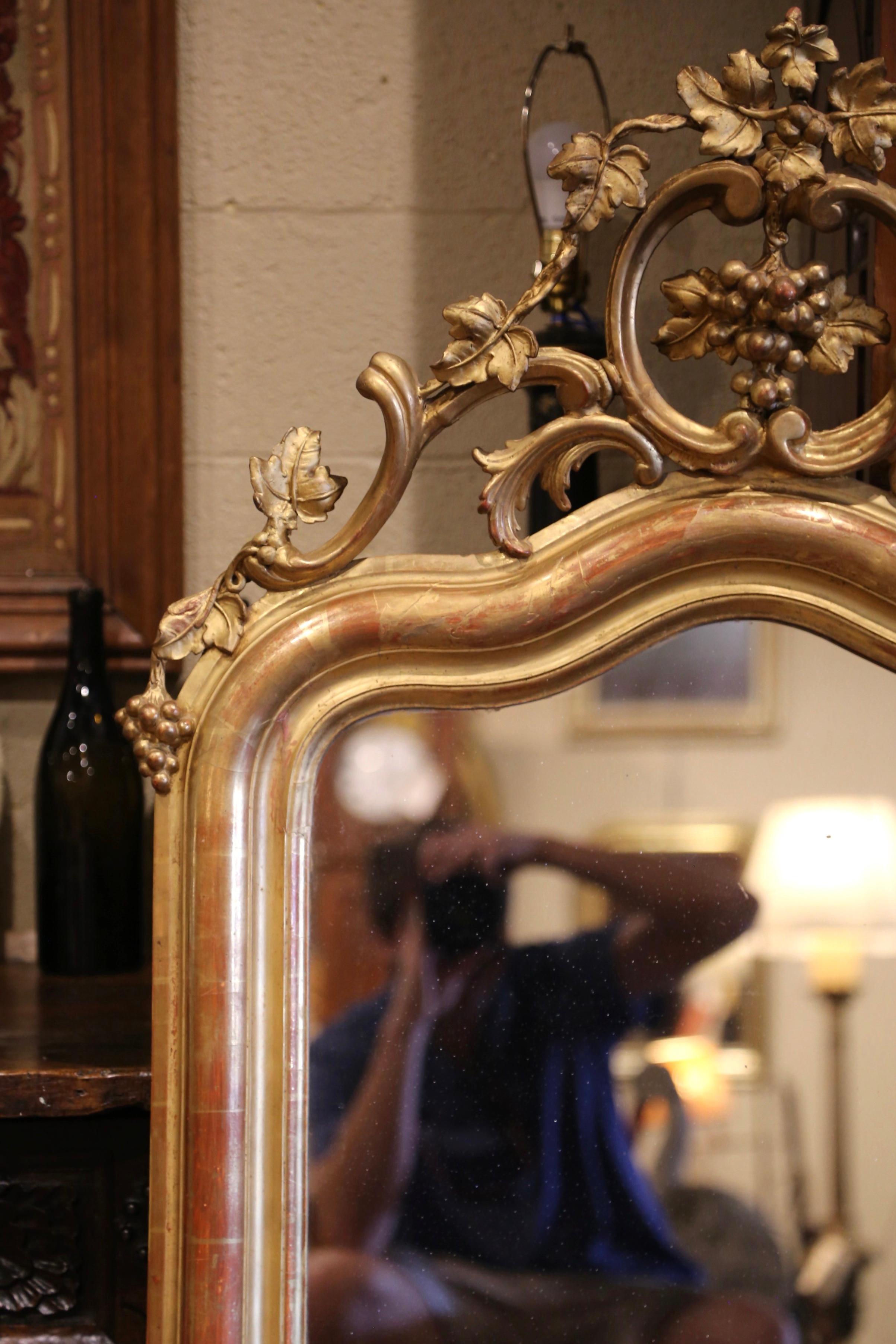 Francese Specchio francese Luigi XV del XIX secolo in legno dorato intagliato con motivo di uva e vite in vendita