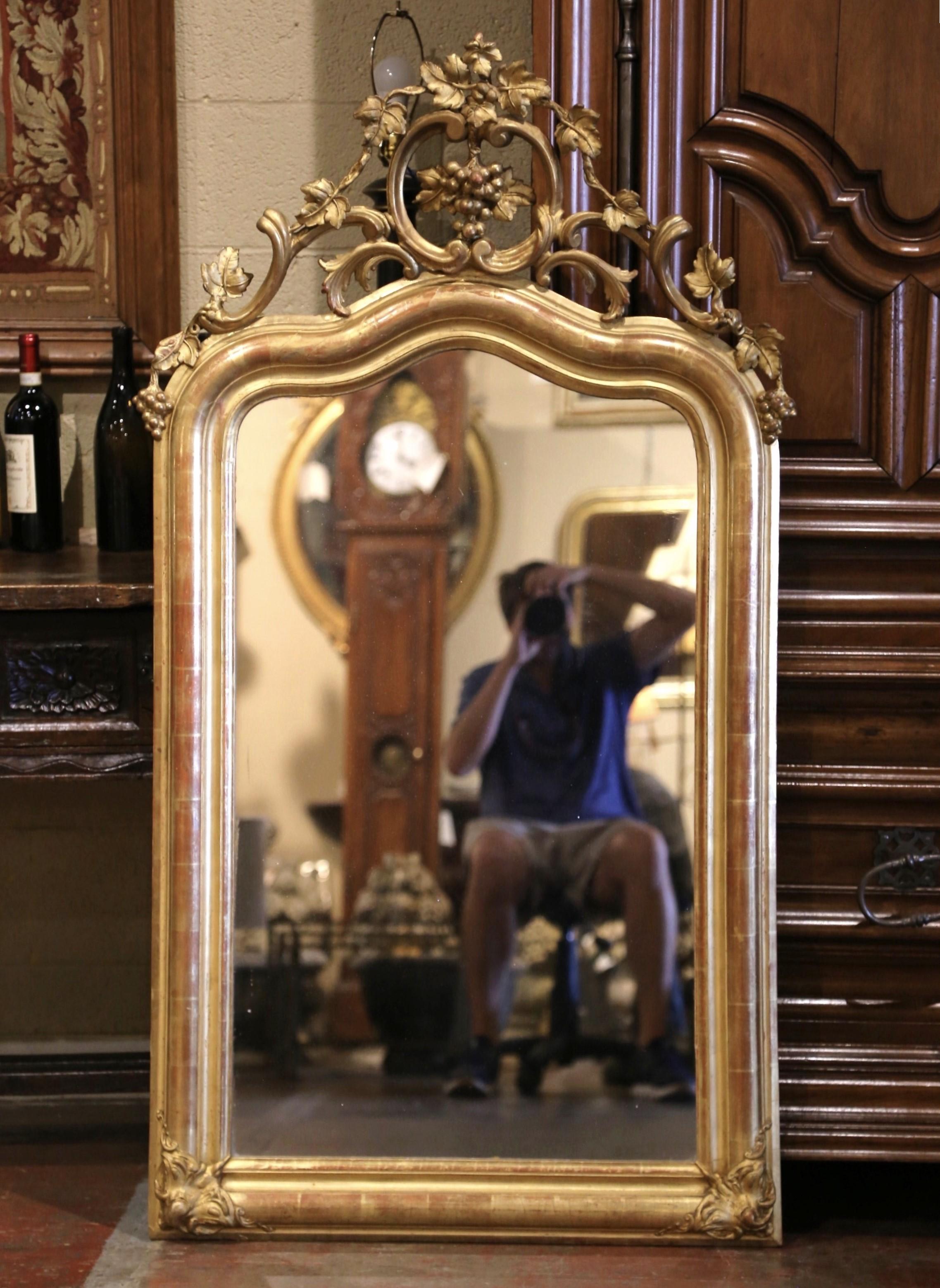 Intagliato a mano Specchio francese Luigi XV del XIX secolo in legno dorato intagliato con motivo di uva e vite in vendita